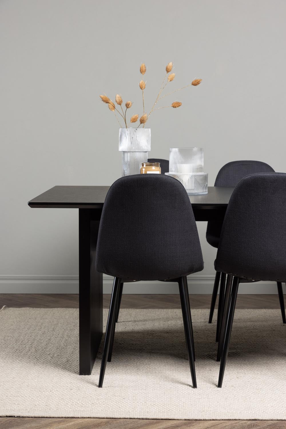Vail Esszimmerset + Polar 200cm/6St. in Schwarz präsentiert im Onlineshop von KAQTU Design AG. Esszimmerset ist von Venture Home