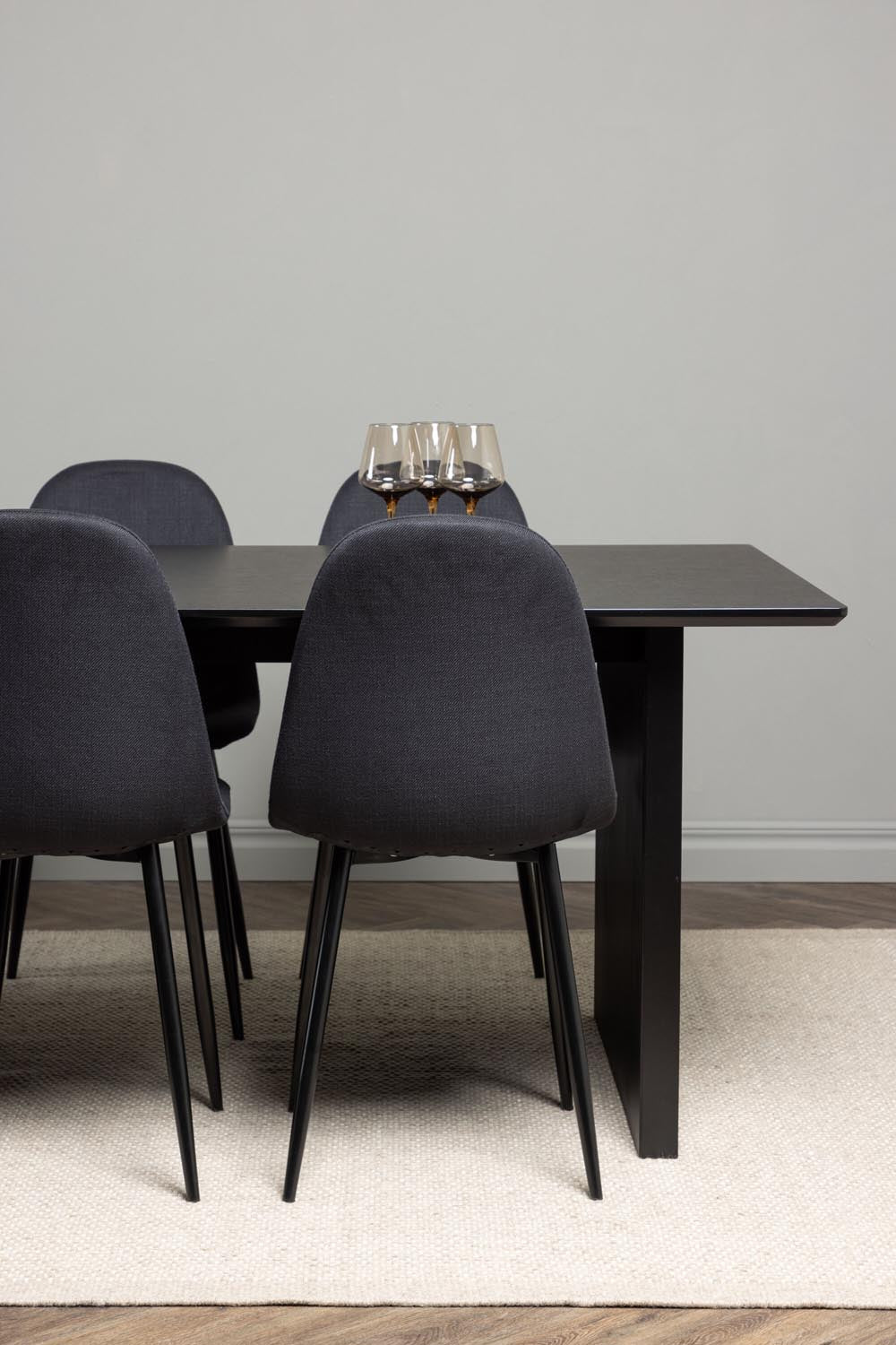 Vail Esszimmerset + Polar 200cm/6St. in Schwarz präsentiert im Onlineshop von KAQTU Design AG. Esszimmerset ist von Venture Home