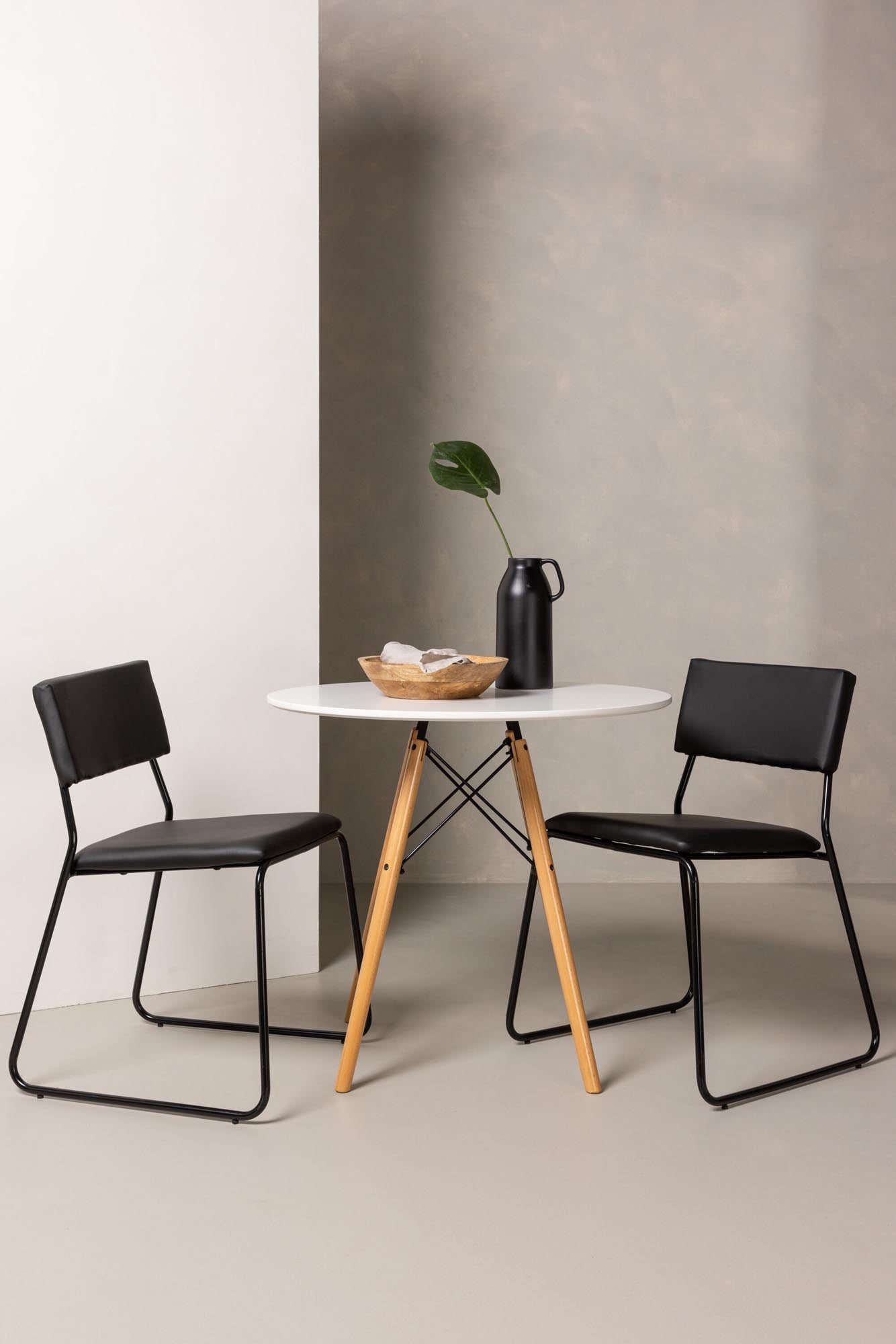 Stylisches Danburi Esszimmerset: Runder Tisch mit pflegeleichter MDF-Oberfläche und bequemen Kenth Stühlen aus hochwertigem PU-Leder. Perfekt für kleine Essbereiche!