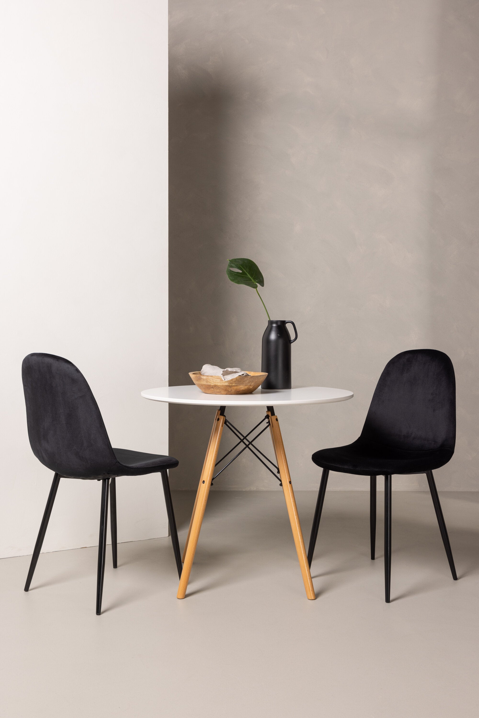 Danburi Esszimmerset + Polar ⌀60cm/2St. in Schwarz präsentiert im Onlineshop von KAQTU Design AG. Esszimmerset ist von Venture Home