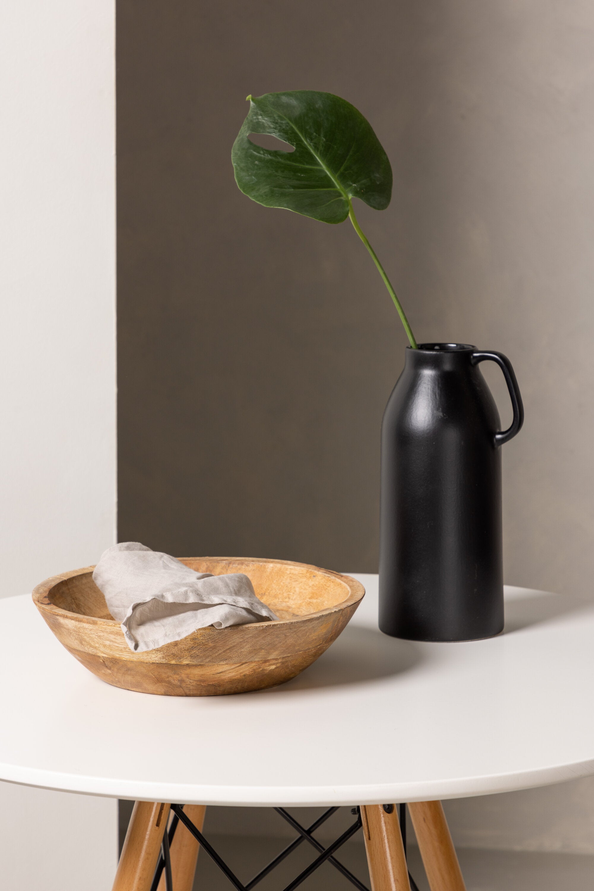 Danburi Esszimmerset + Polar ⌀60cm/2St. in Schwarz präsentiert im Onlineshop von KAQTU Design AG. Esszimmerset ist von Venture Home