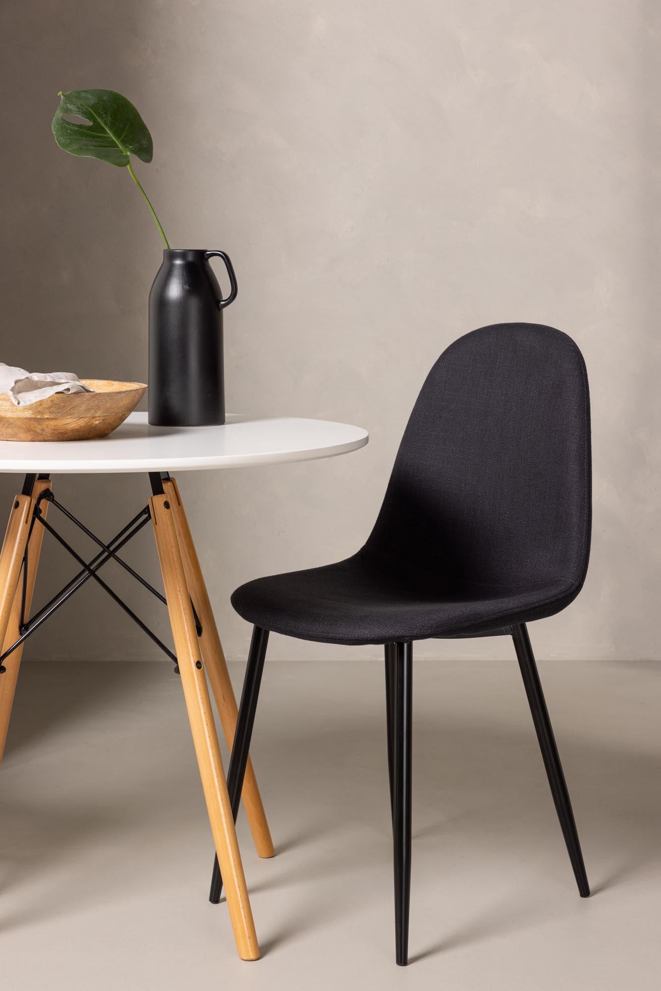 Stilvolles Danburi Esszimmerset: runder Tisch (60 cm) aus MDF, Buchenholzbeine, bequeme Polar-Stühle mit schwarzem Polyesterbezug.