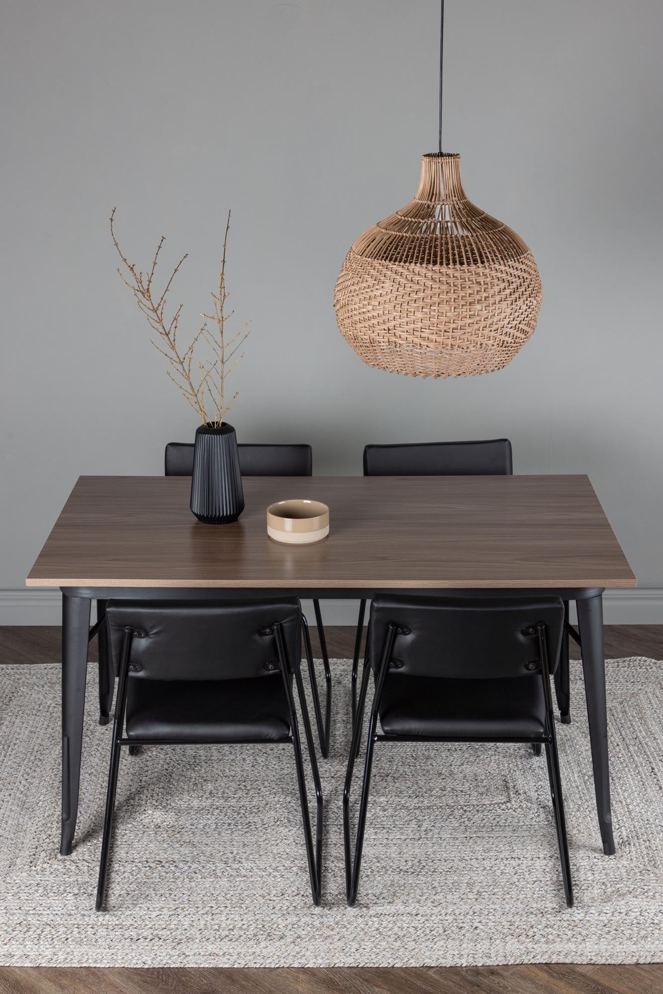 Stilvolles Esszimmerset mit quadratischem Tisch aus walnussfarbenem MDF und 4 eleganten Kenth-Stühlen in pflegeleichtem PU-Leder. Ideal für gesellige Momente.