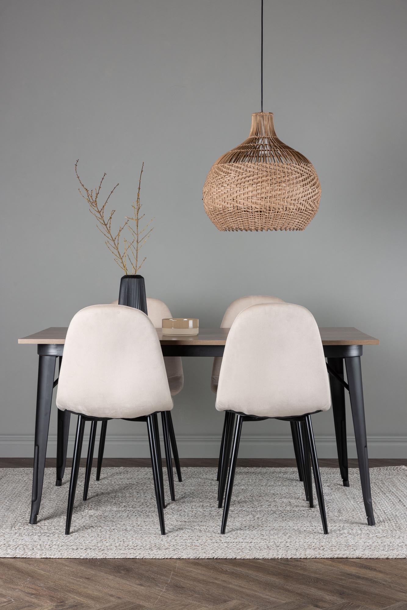 Stilvolles Esszimmerset Tempe mit 140 cm Tisch und 4 bequemen Polar-Stühlen. Ideal für skandinavisches Design und gemütliche Essbereiche.