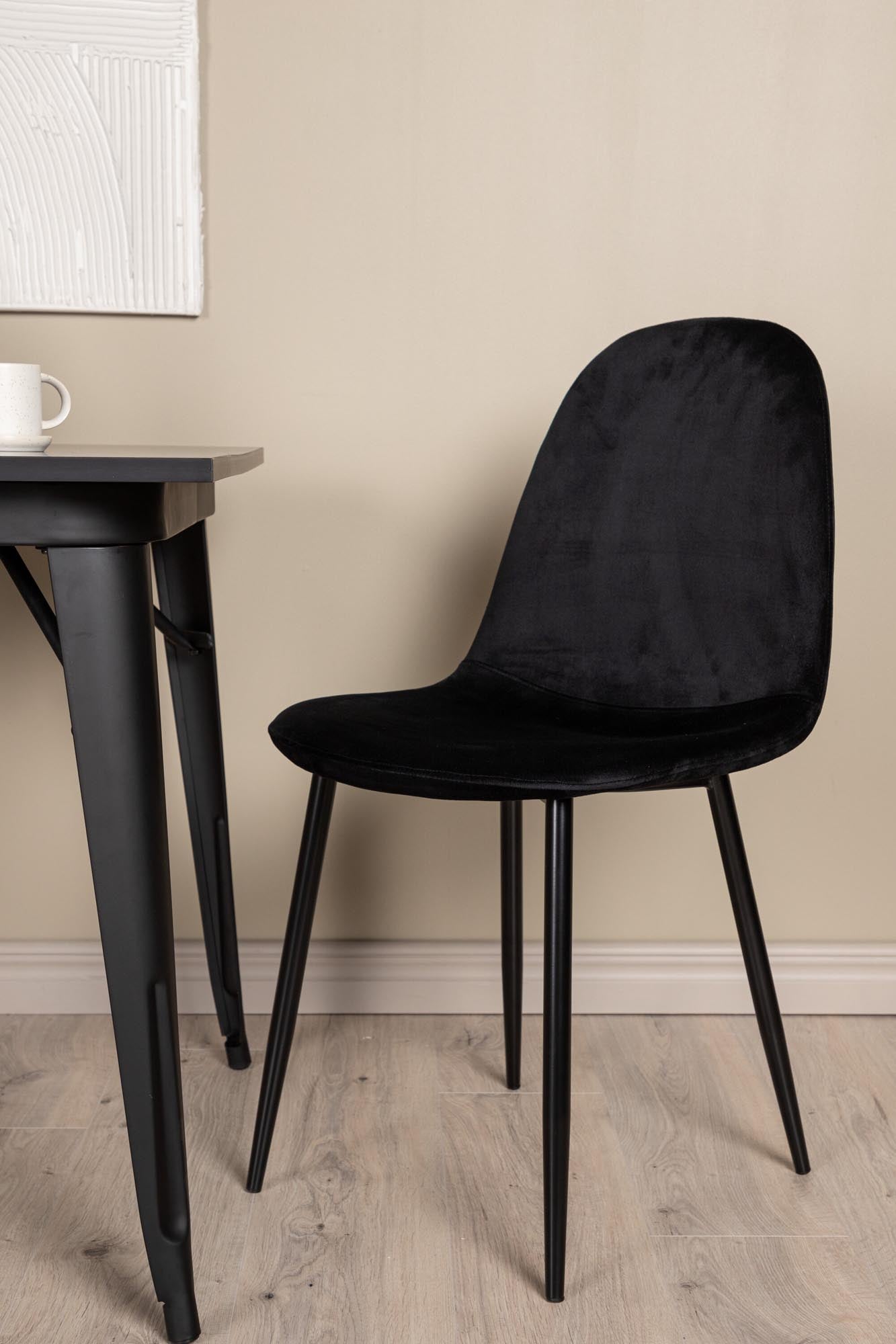 Stilvolles Esszimmerset mit quadratischem 80x80 cm Tisch und bequemen Polar-Stühlen. Ideal für gesellige Abende und kleine Räume.