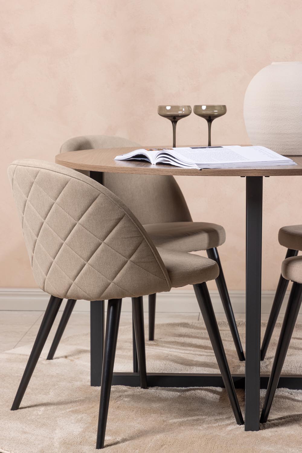 Durango Esszimmerset + Velvet ⌀120cm/4St. in Beige, Schwarz präsentiert im Onlineshop von KAQTU Design AG. Esszimmerset ist von Venture Home