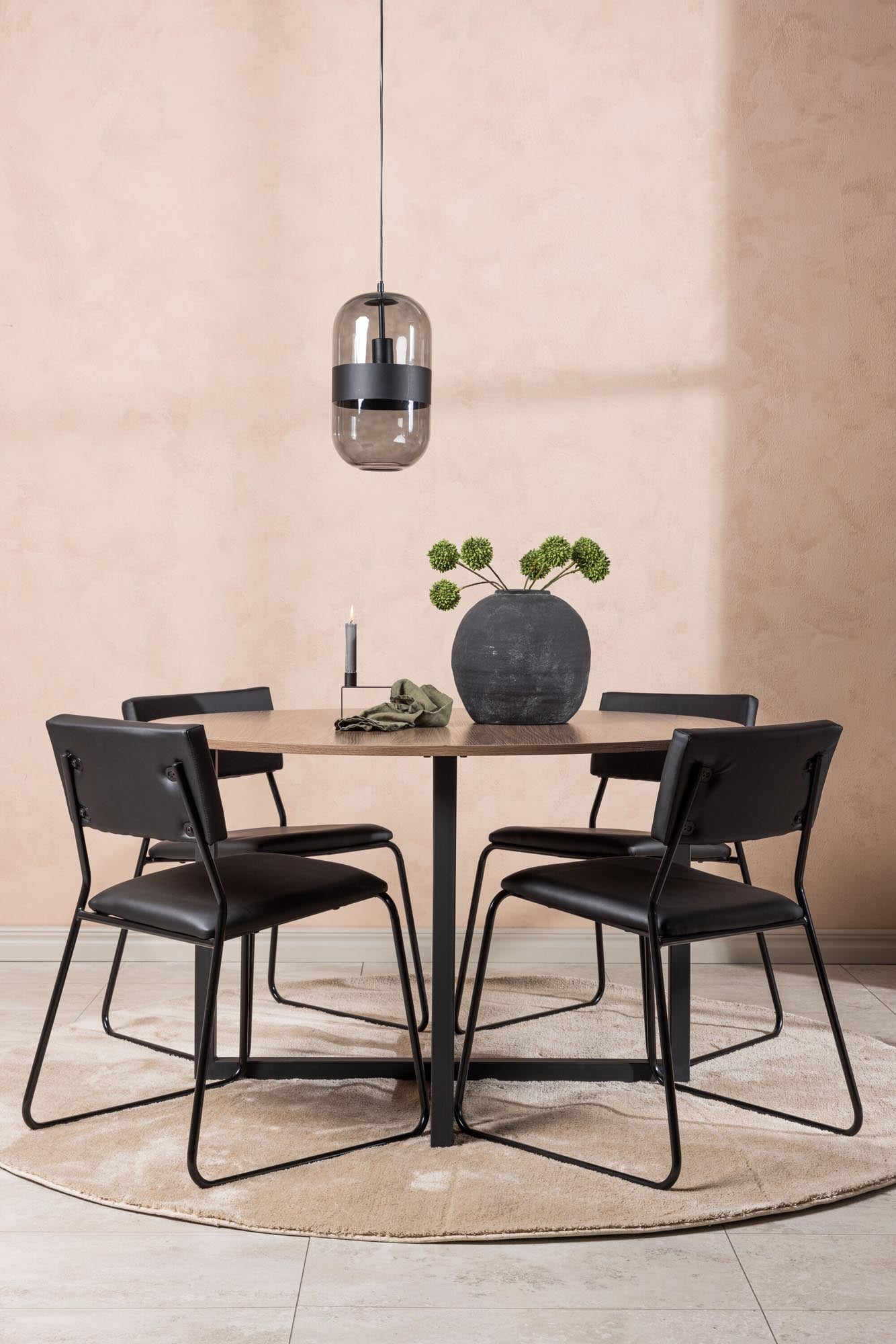 Elegantes Durango Esszimmerset: Robuster Walnusstisch, stilvolle Kenth-Stühle mit hohem Sitzkomfort, perfekt für gesellige Runden.