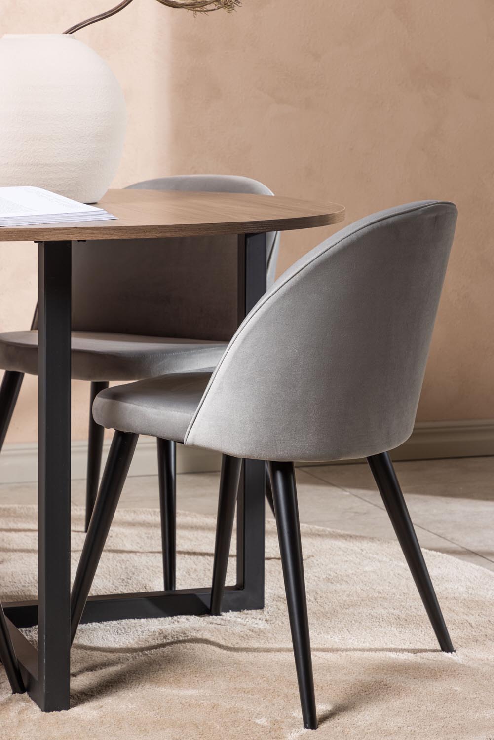 Durango Esszimmerset + Velvet ⌀120cm/4St. in Schwarzgrau präsentiert im Onlineshop von KAQTU Design AG. Esszimmerset ist von Venture Home
