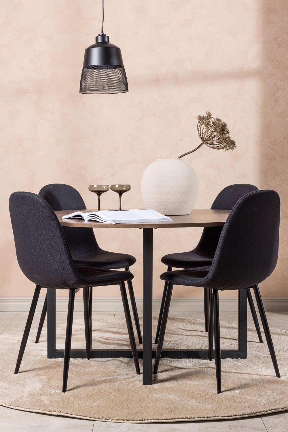 Durango Esszimmerset + Polar ⌀120cm/4St. in Schwarz präsentiert im Onlineshop von KAQTU Design AG. Esszimmerset ist von Venture Home