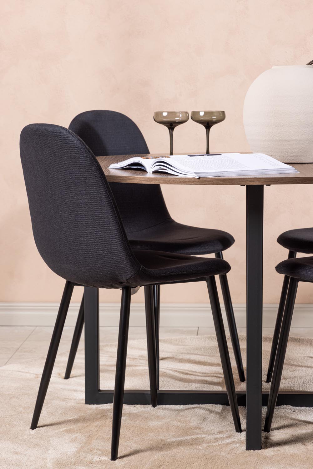 Durango Esszimmerset + Polar ⌀120cm/4St. in Schwarz präsentiert im Onlineshop von KAQTU Design AG. Esszimmerset ist von Venture Home
