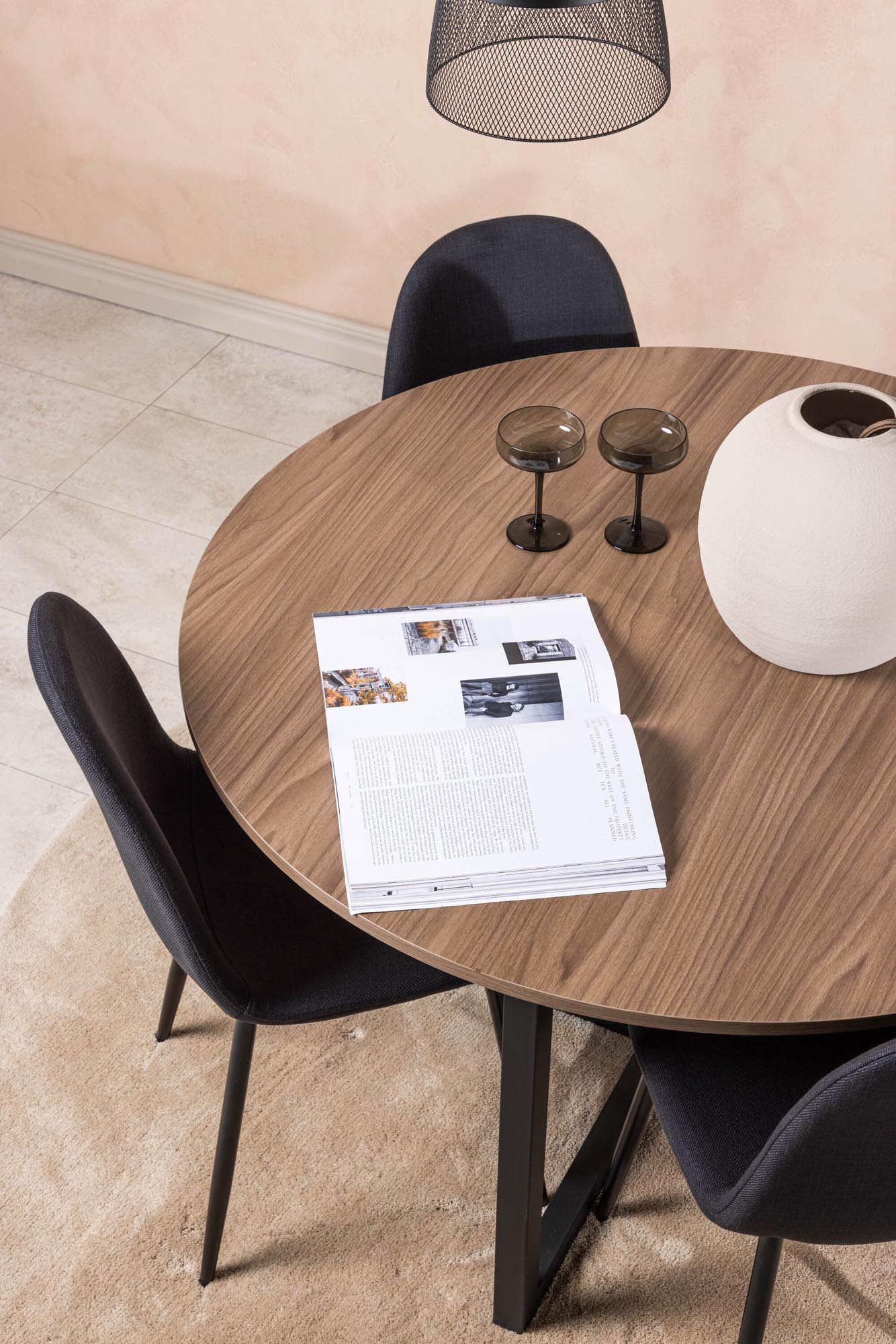 Entdecken Sie das elegante Durango Esszimmerset + Polar ⌀120cm/4St. von Venture Home – perfektes Zusammenspiel aus skandinavischem Stil und Funktionalität für gesellige Momente.