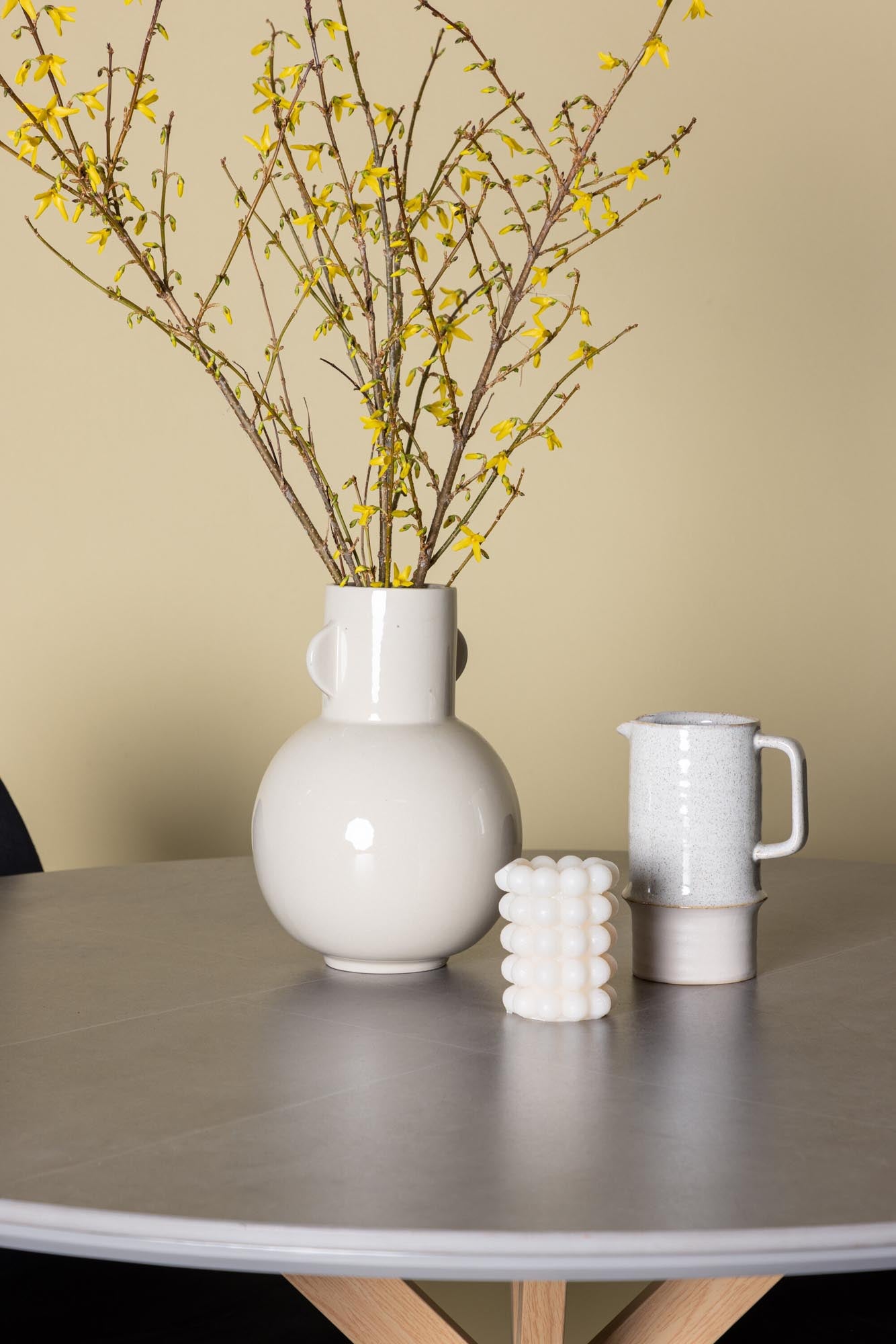 Eleganter Piazza Esstisch mit 4 Polar Stühlen von Venture Home, perfekt für moderne und geschmackvolle Esszimmer.