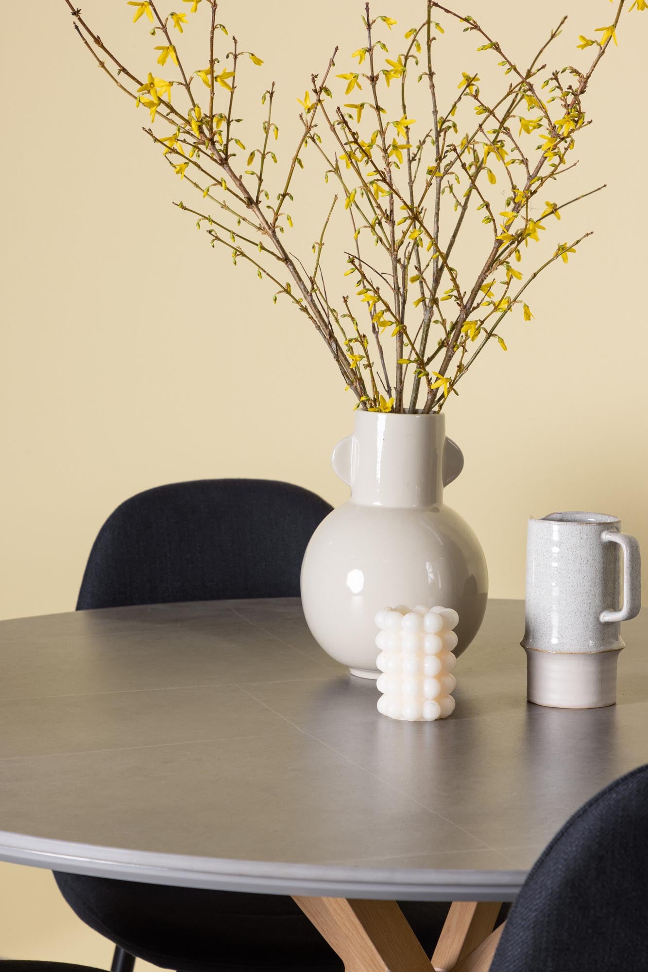 Moderner Piazza Esstisch mit 4 Polar Stühlen von Venture Home, ideal für stilvolle Esszimmer und gemütliche Mahlzeiten.