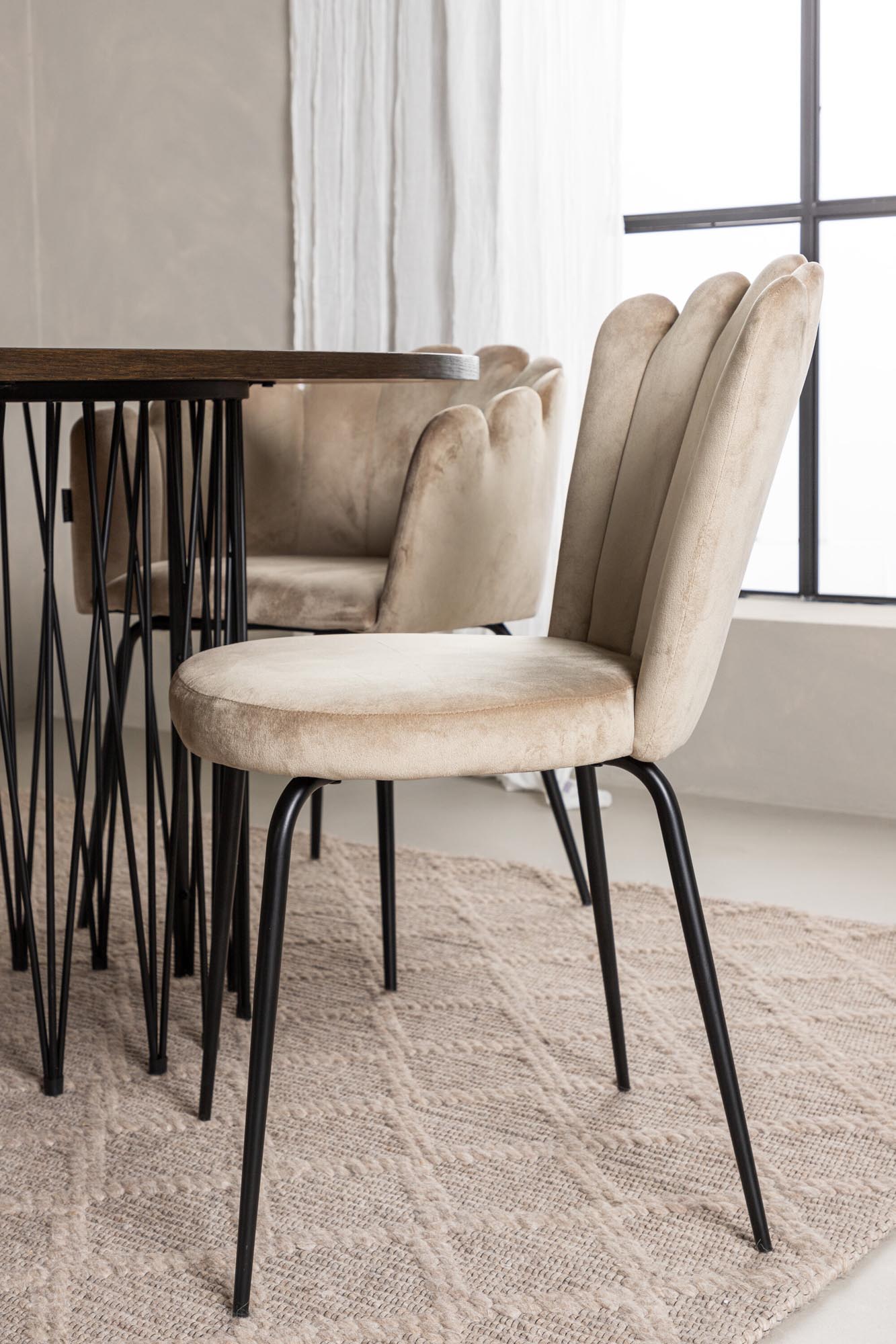 Entdecken Sie das stilvolle Stone Esszimmerset von Venture Home: 220 cm Esstisch und 2 elegante Limhamn-Stühle für Ihr modernes Zuhause.