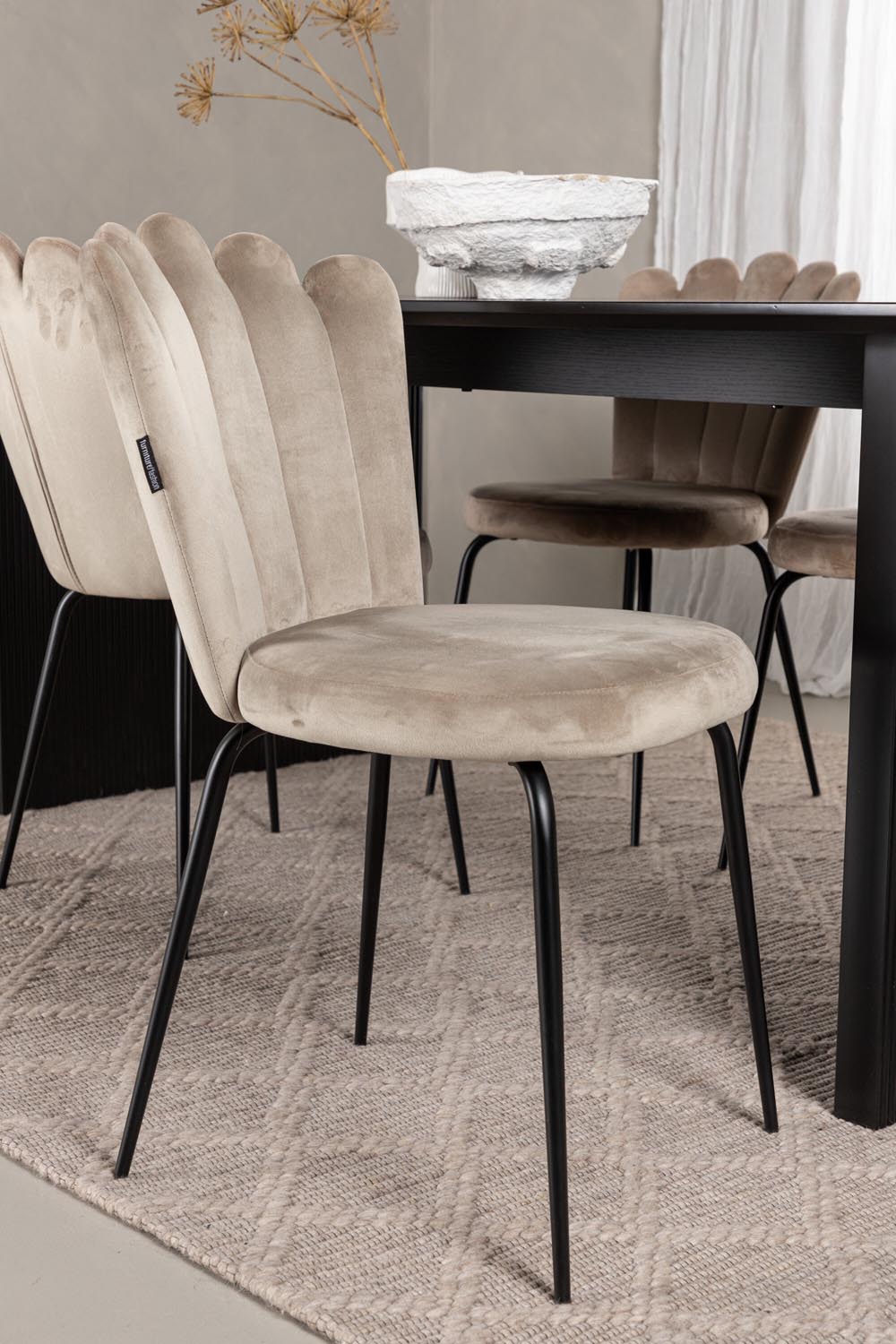 Vail Esszimmerset 200cm/4St. in Beige präsentiert im Onlineshop von KAQTU Design AG. Esszimmerset ist von Venture Home