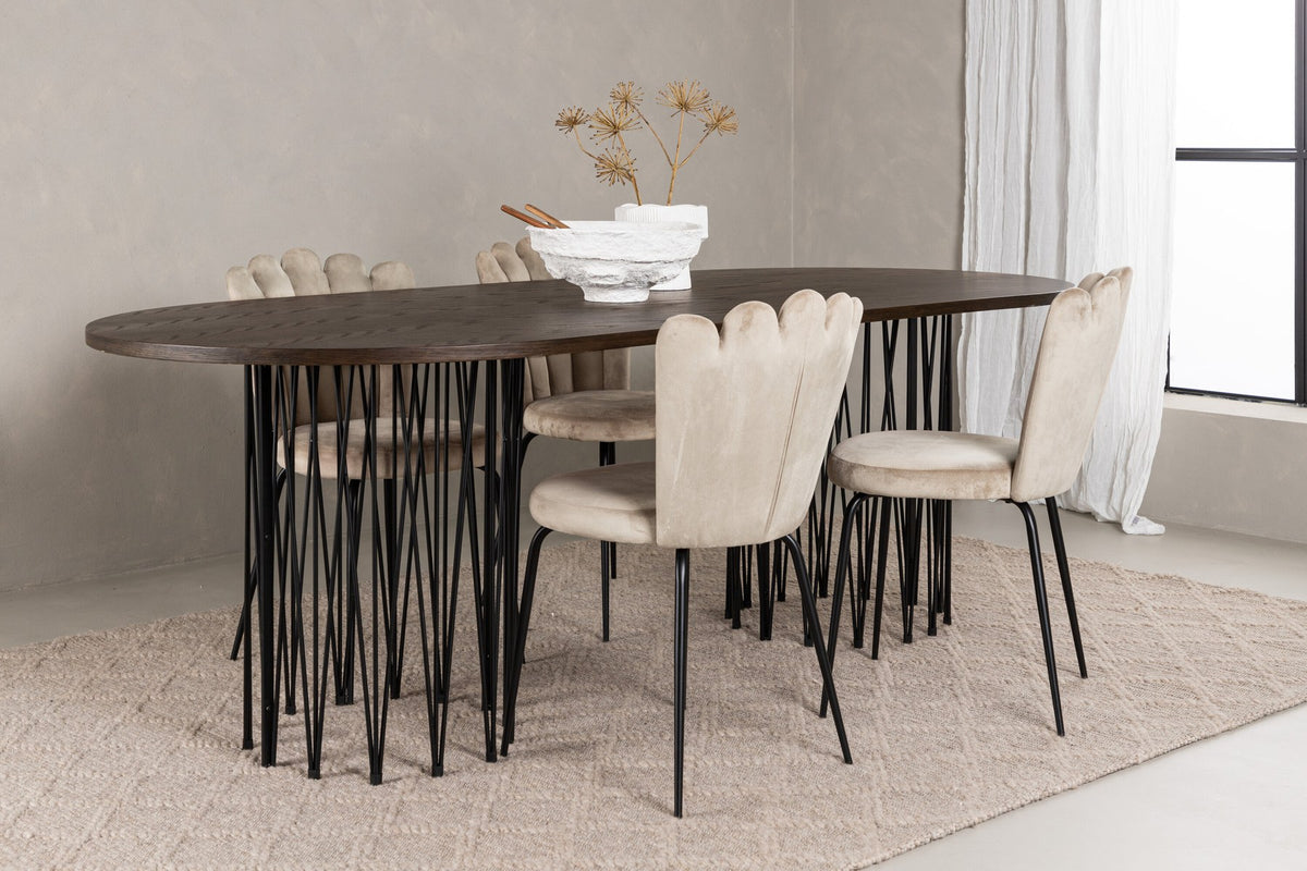 Ovaler Esstisch mit Tischplatte aus MDF mit Mocca-Furnier und schwarzem Metallgestell, umgeben von vier Limhamn-Stühlen mit beigem Samtbezug.