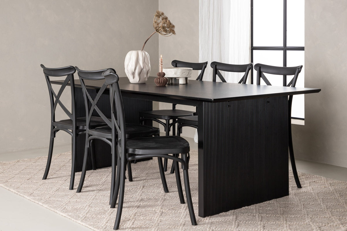Esszimmerset aus rechteckigem MDF-Tisch in Rauchschwarz mit sechs Limhamn-Stühlen, beiger Samtbezug, muschelförmige Rückenlehne, schwarze Metallbeine.
