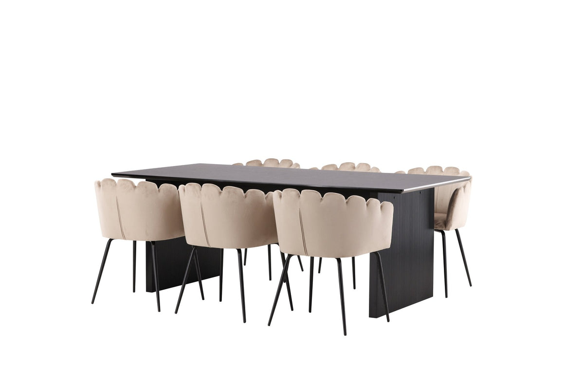 Esszimmerset aus rechteckigem MDF-Tisch in Rauchschwarz mit sechs Limhamn-Stühlen, beiger Samtbezug, muschelförmige Rückenlehne, schwarze Metallbeine.