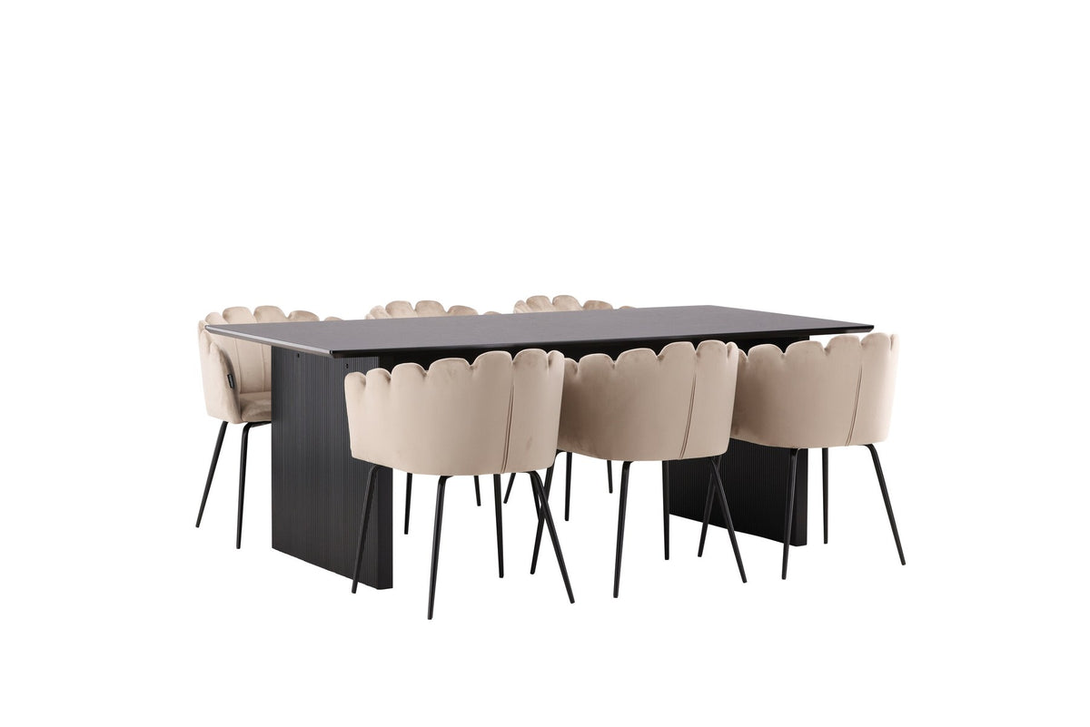Esszimmerset aus rechteckigem MDF-Tisch in Rauchschwarz mit sechs Limhamn-Stühlen, beiger Samtbezug, muschelförmige Rückenlehne, schwarze Metallbeine.
