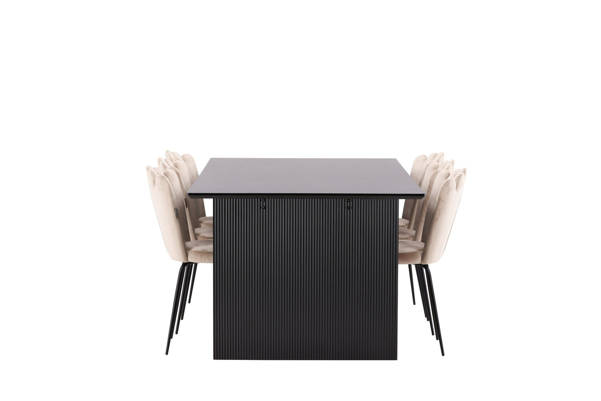 Esszimmerset aus rechteckigem MDF-Tisch in Rauchschwarz mit sechs Limhamn-Stühlen, beiger Samtbezug, muschelförmige Rückenlehne, schwarze Metallbeine.