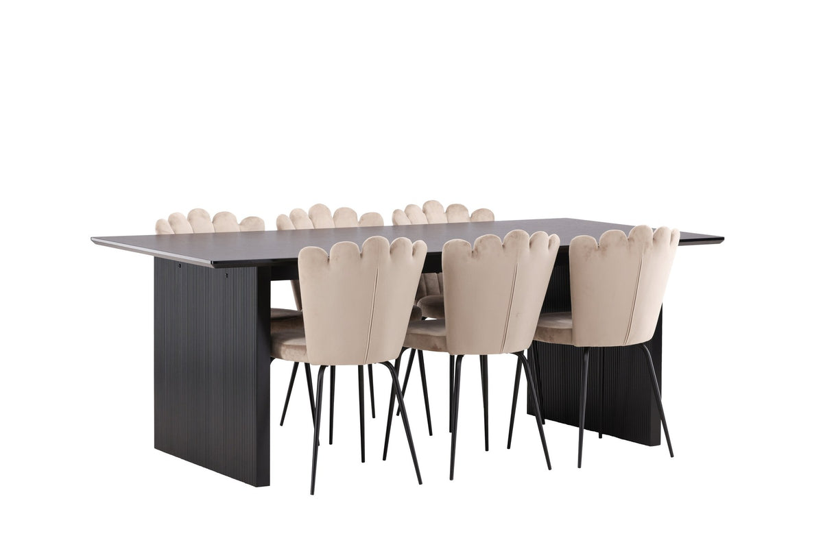 Esszimmerset aus rechteckigem MDF-Tisch in Rauchschwarz mit sechs Limhamn-Stühlen, beiger Samtbezug, muschelförmige Rückenlehne, schwarze Metallbeine.
