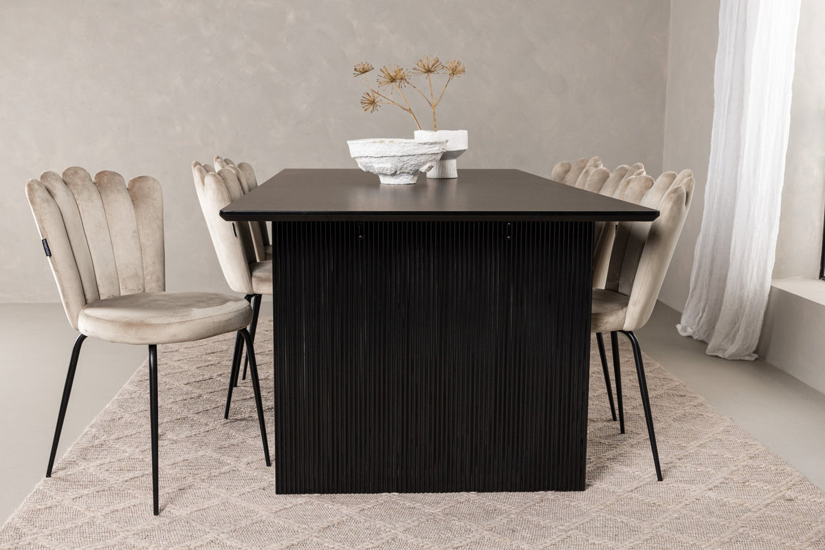 Esszimmerset aus rechteckigem MDF-Tisch in Rauchschwarz mit sechs Limhamn-Stühlen, beiger Samtbezug, muschelförmige Rückenlehne, schwarze Metallbeine.