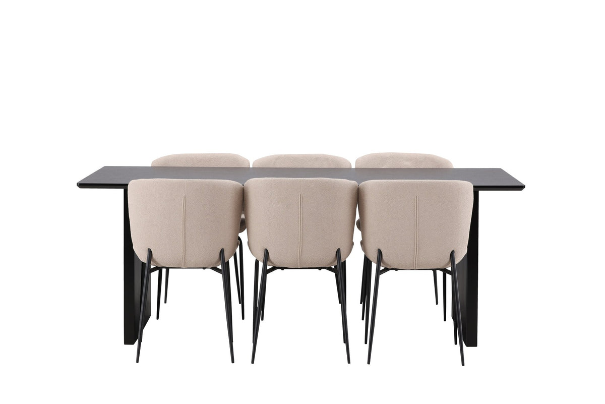 Esszimmerset aus rechteckigem MDF-Tisch in Rauchschwarz mit sechs Limhamn-Stühlen, beiger Samtbezug, muschelförmige Rückenlehne, schwarze Metallbeine.