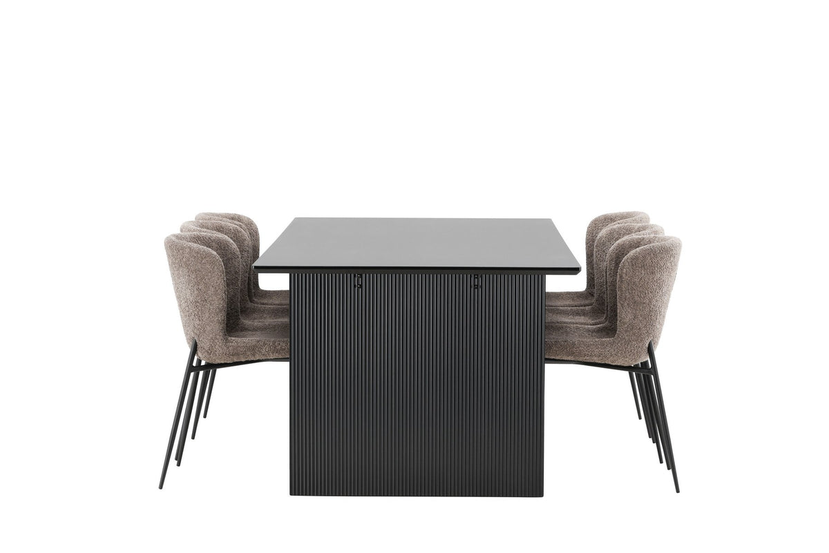 Esszimmerset aus rechteckigem MDF-Tisch in Rauchschwarz mit sechs Limhamn-Stühlen, beiger Samtbezug, muschelförmige Rückenlehne, schwarze Metallbeine.