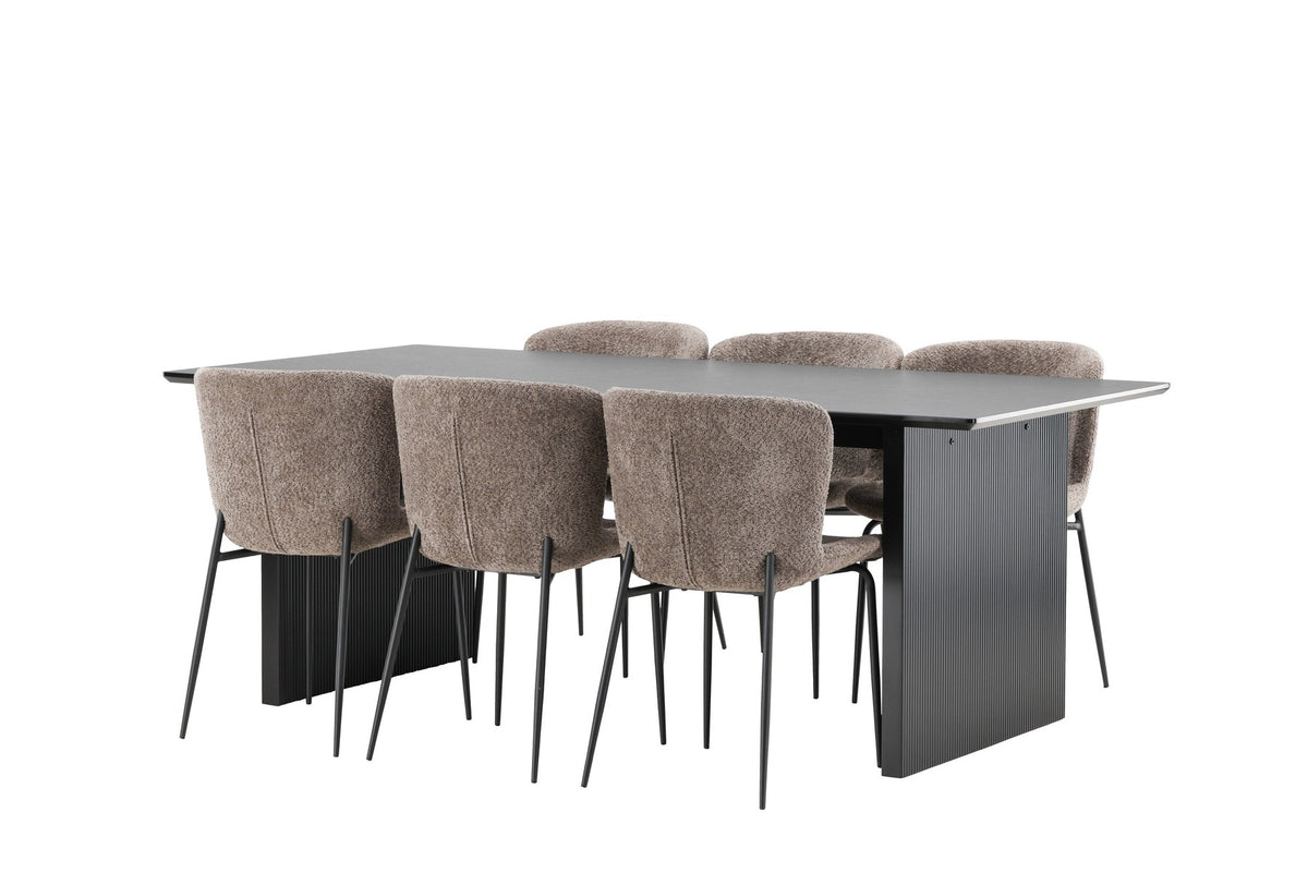 Esszimmerset aus rechteckigem MDF-Tisch in Rauchschwarz mit sechs Limhamn-Stühlen, beiger Samtbezug, muschelförmige Rückenlehne, schwarze Metallbeine.