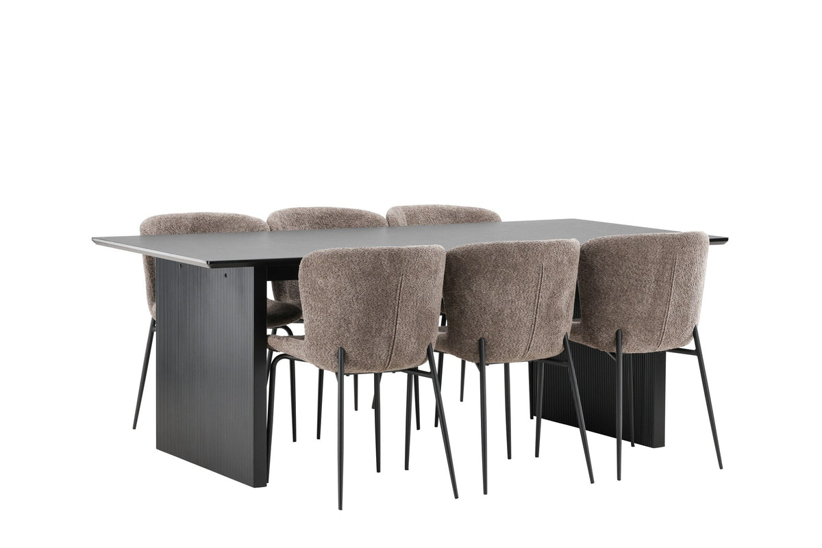 Esszimmerset aus rechteckigem MDF-Tisch in Rauchschwarz mit sechs Limhamn-Stühlen, beiger Samtbezug, muschelförmige Rückenlehne, schwarze Metallbeine.
