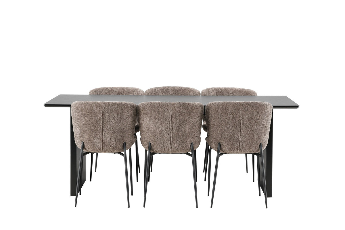 Esszimmerset aus rechteckigem MDF-Tisch in Rauchschwarz mit sechs Limhamn-Stühlen, beiger Samtbezug, muschelförmige Rückenlehne, schwarze Metallbeine.