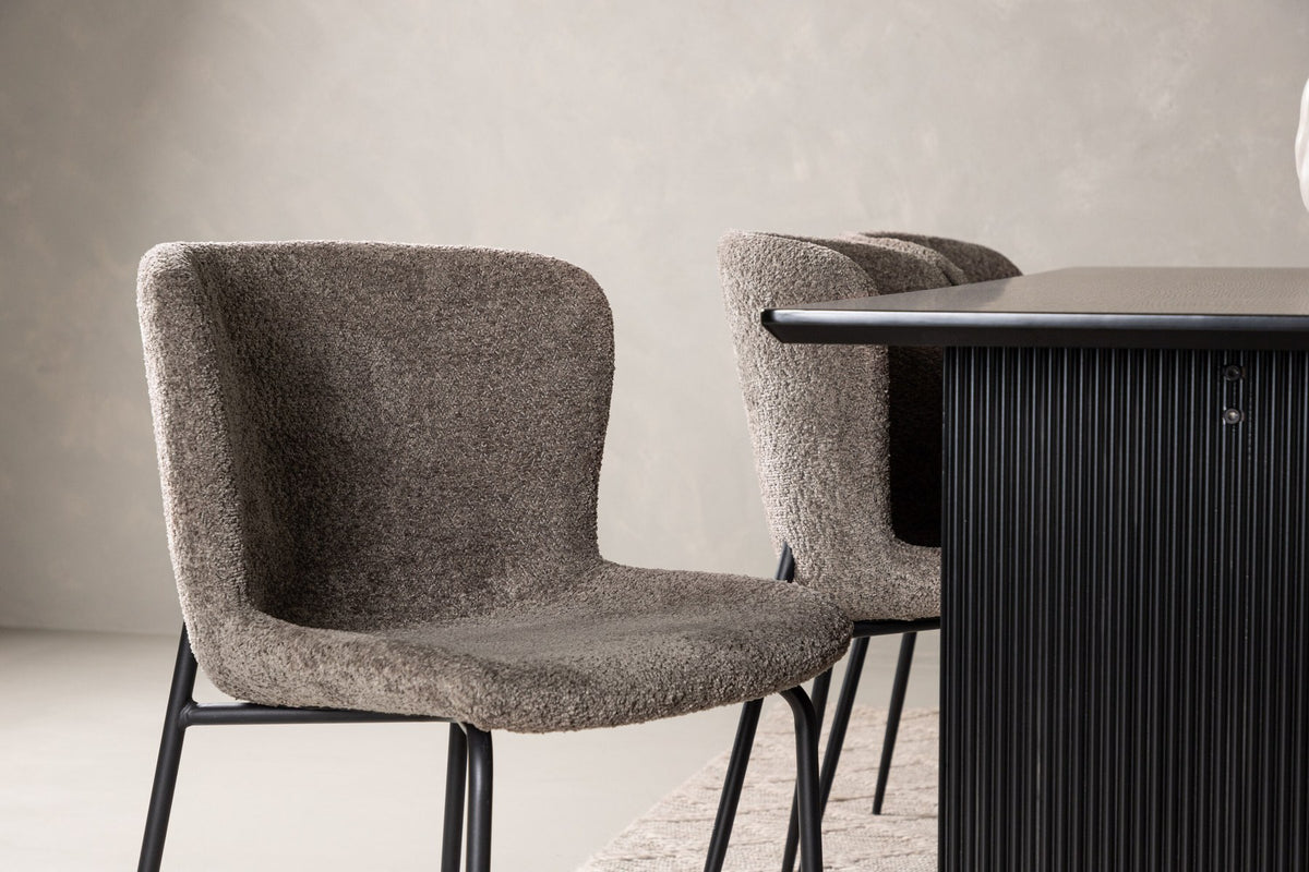 Esszimmerset aus rechteckigem MDF-Tisch in Rauchschwarz mit sechs Limhamn-Stühlen, beiger Samtbezug, muschelförmige Rückenlehne, schwarze Metallbeine.