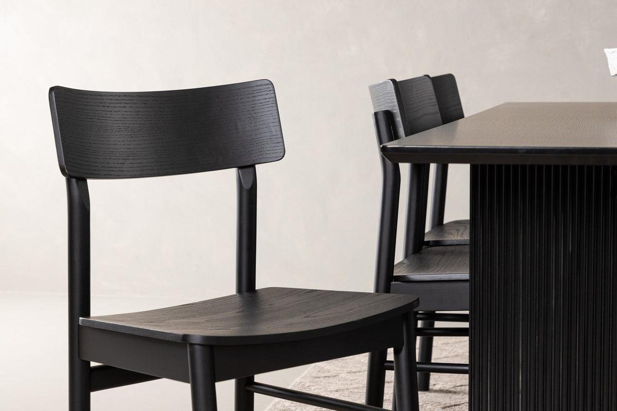 Esszimmerset aus rechteckigem MDF-Tisch in Rauchschwarz mit sechs Limhamn-Stühlen, beiger Samtbezug, muschelförmige Rückenlehne, schwarze Metallbeine.