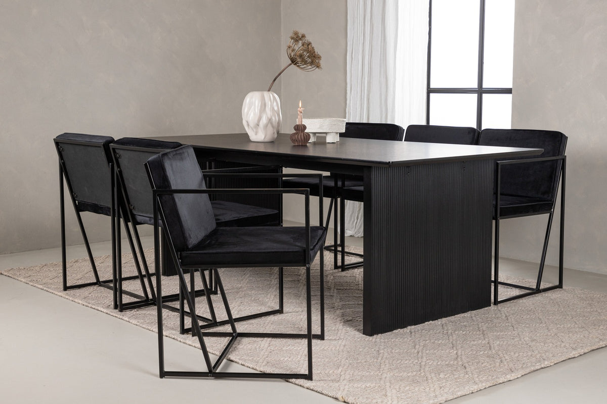 Esszimmerset aus rechteckigem MDF-Tisch in Rauchschwarz mit sechs Limhamn-Stühlen, beiger Samtbezug, muschelförmige Rückenlehne, schwarze Metallbeine.