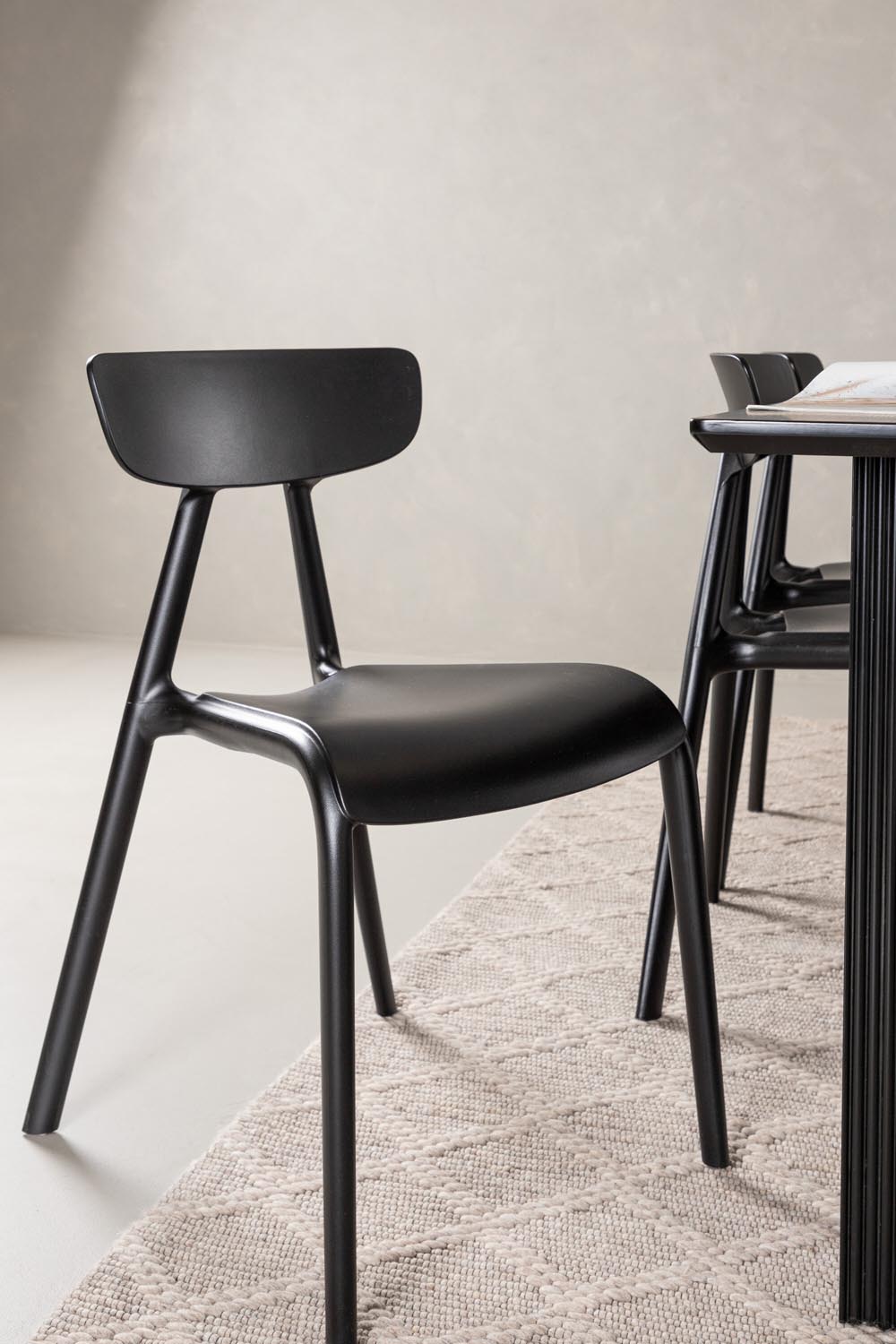 Vail Esszimmerset + Ursholmen 200cm/6St. in Schwarz präsentiert im Onlineshop von KAQTU Design AG. Esszimmerset ist von Venture Home