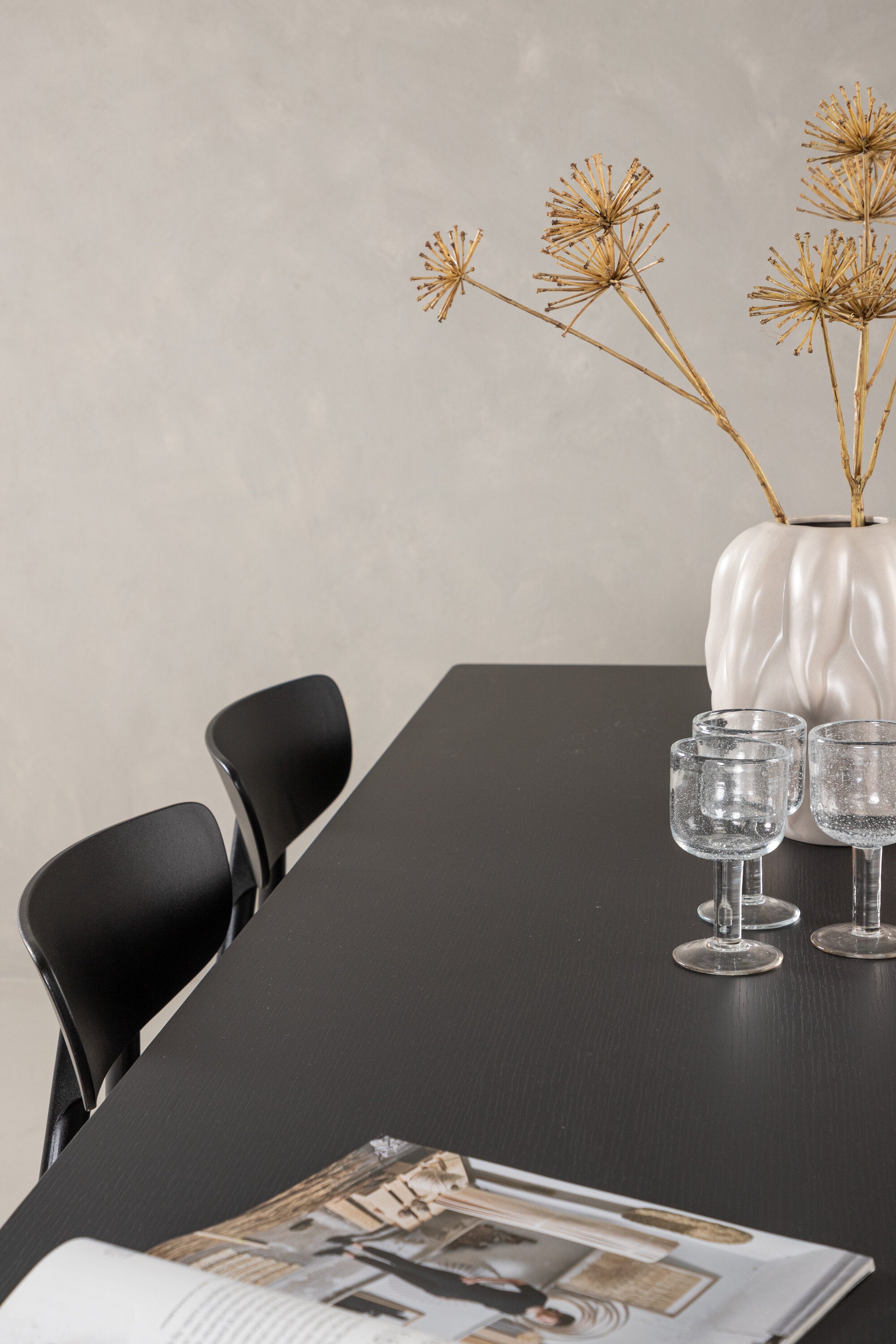 Vail Esszimmerset + Ursholmen 200cm/6St. in Schwarz präsentiert im Onlineshop von KAQTU Design AG. Esszimmerset ist von Venture Home