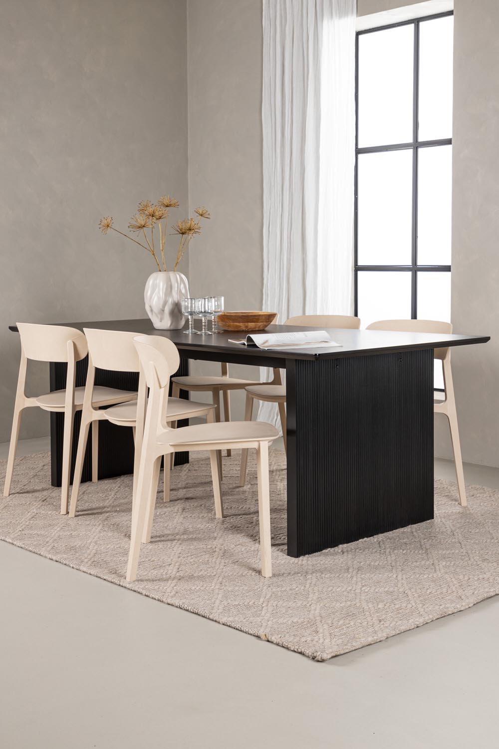 Vail Esstisch + 6 x Åstol Esszimmerstuhl in präsentiert im Onlineshop von KAQTU Design AG. Esszimmerset ist von Venture Home