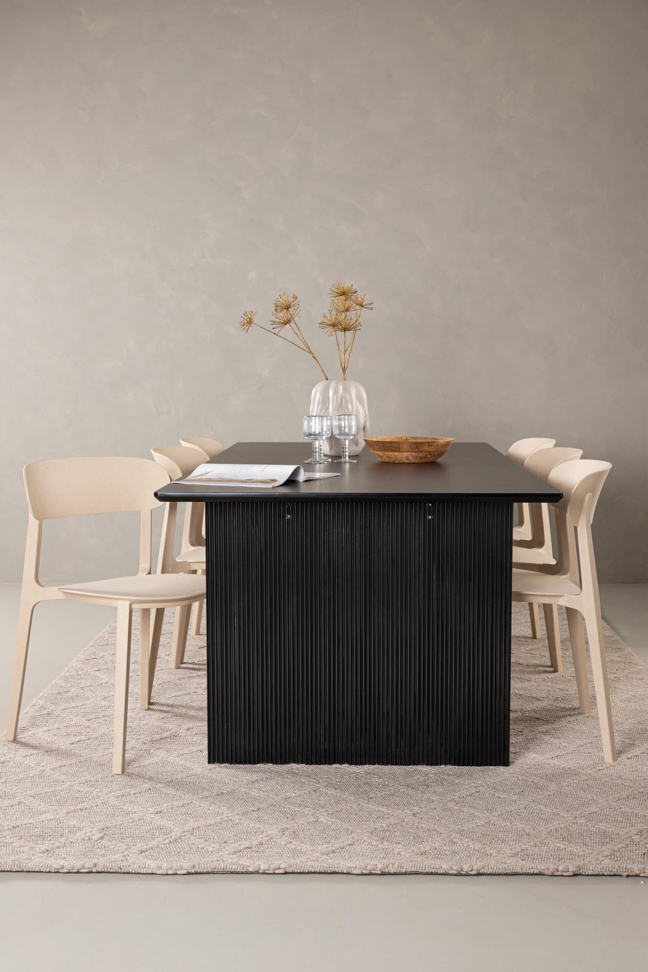 Moderner Vail Tisch mit 6 Åstol Stühlen für stilvolle Esszimmer.