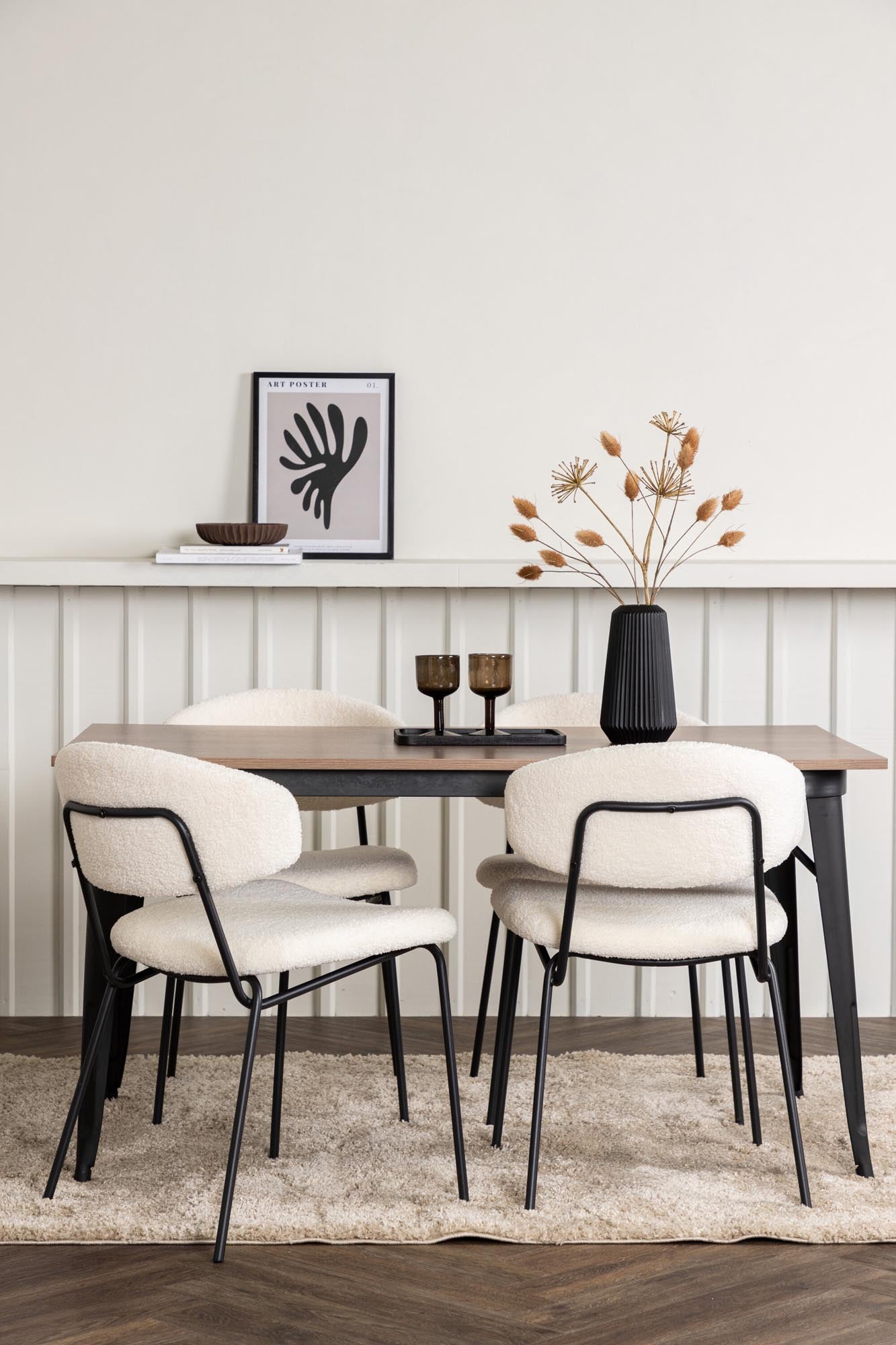 Elegantes Tempe Esszimmerset: Schwarzer MDF-Tisch, 4 weisse Bouclé-Stühle, skandinavisches Design, funktional und stilvoll.