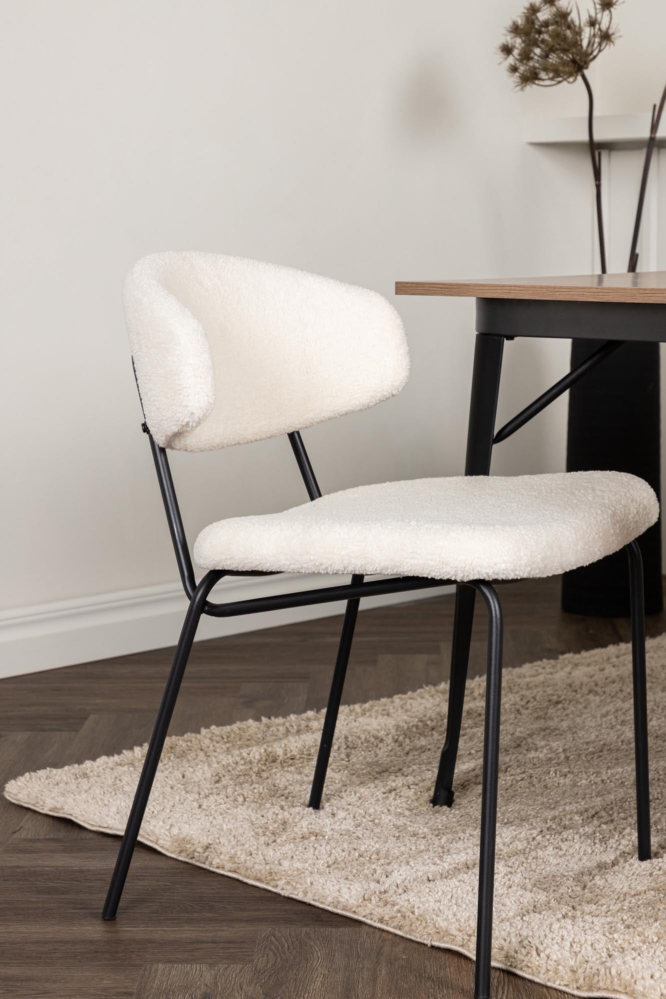 Stylisches Esszimmerset Tempe: Hochwertiger schwarzer Tisch, 4 moderne Bouclé-Stühle, ideal für gesellige Abende und skandinavisches Flair.