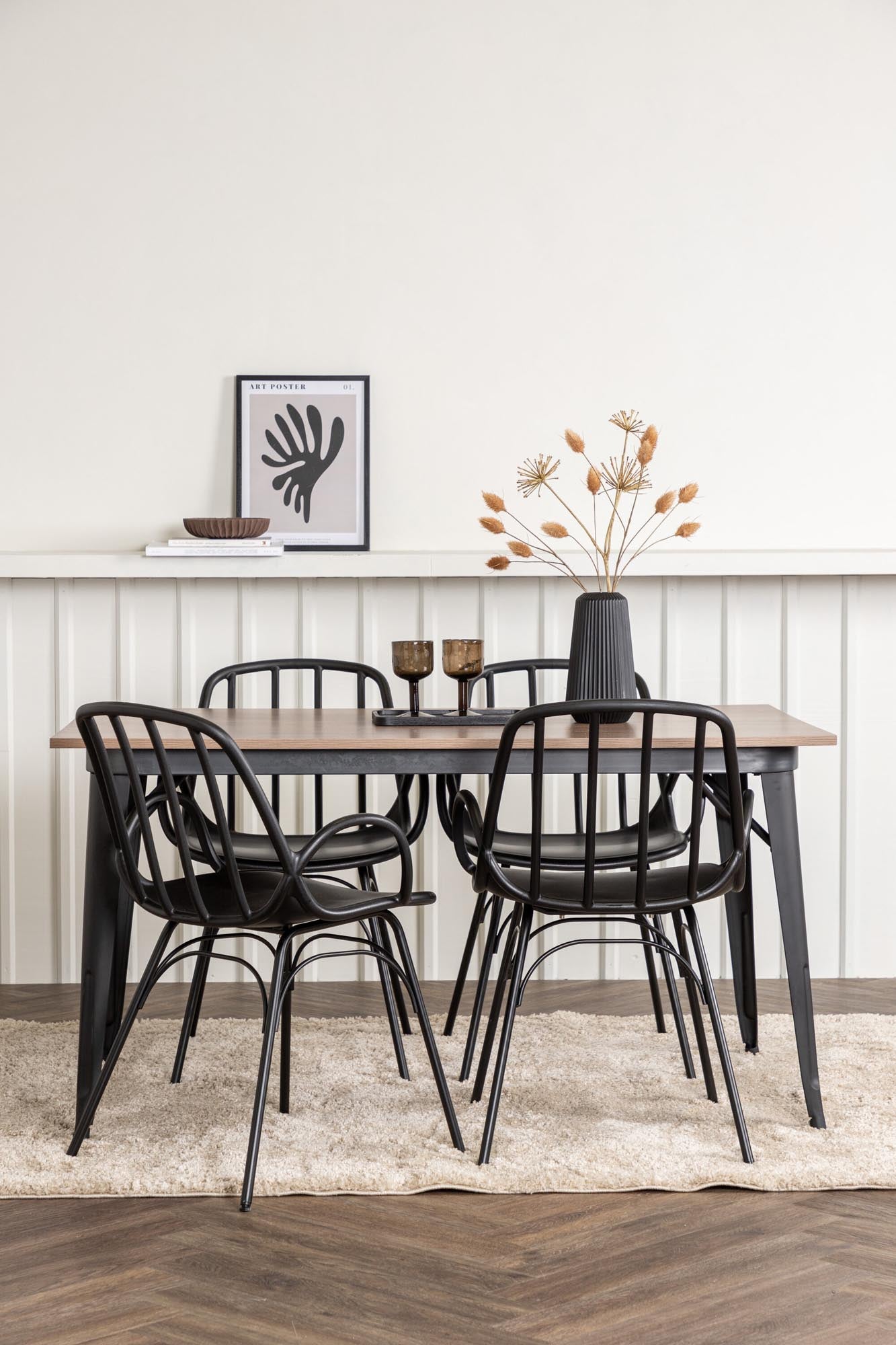 Modernes Esszimmerset: Robuster MDF-Tisch, schwarze Metallbeine, komfortable Kunststoffstühle mit Armlehnen.