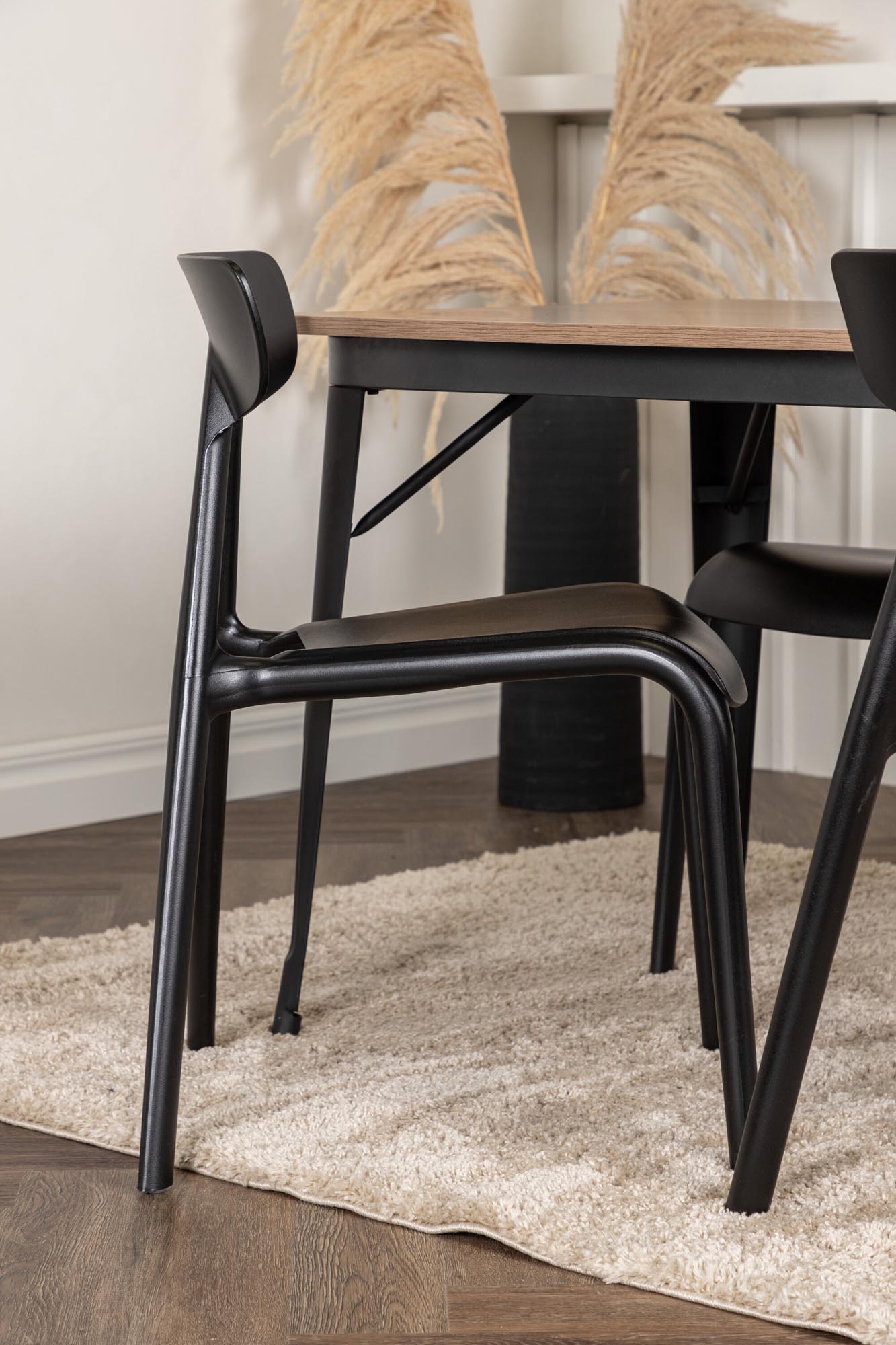 Stilvolles Tempe Esszimmerset von Venture Home: Moderner Esstisch mit schwarzer MDF-Platte und langlebigen Ursholmen-Stühlen für gemütliche Essmomente.