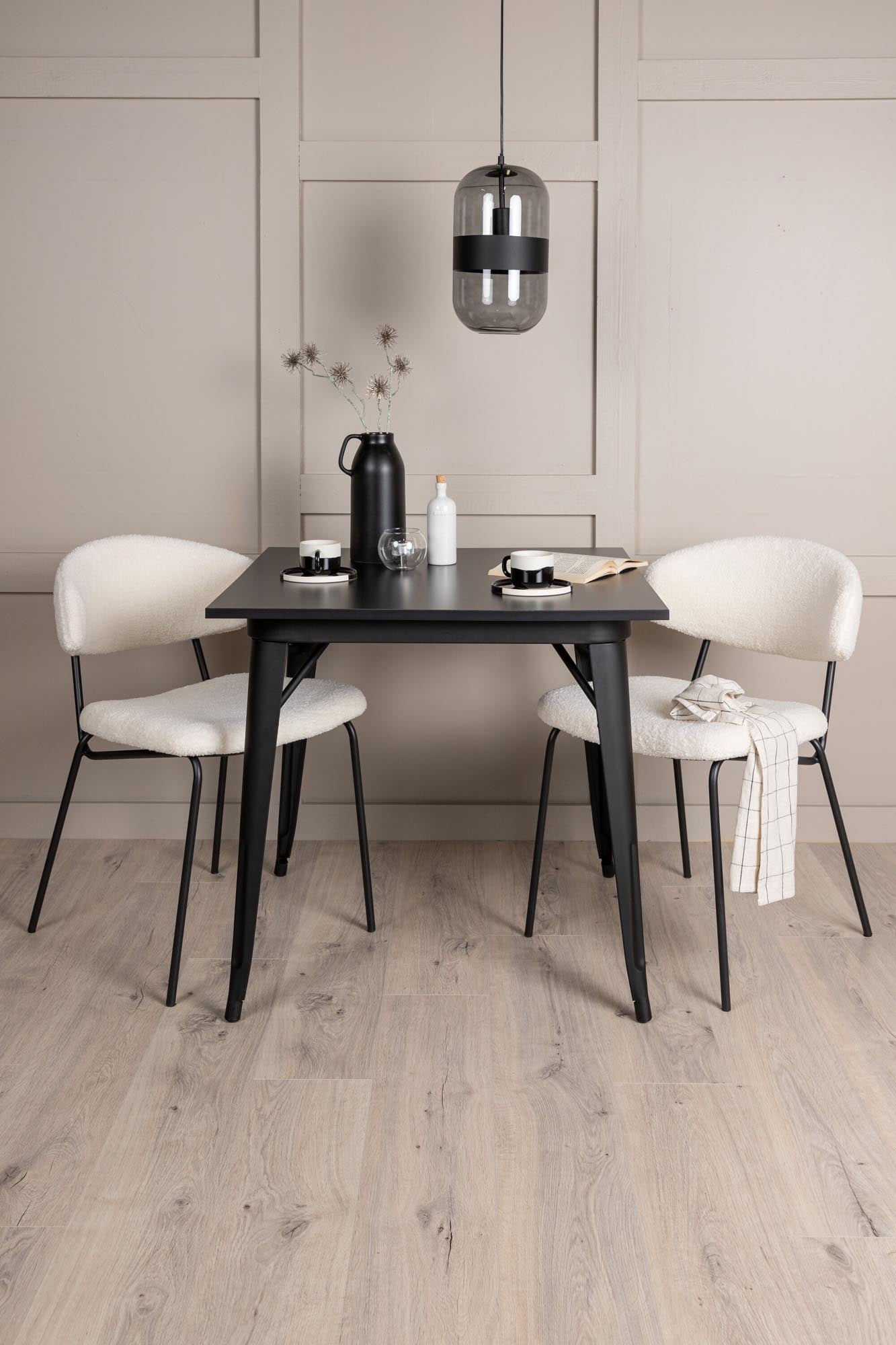 Stilvolles Esszimmerset für kleine Räume: Quadratischer Tisch aus MDF, bequeme Bouclé-Stühle. Perfekt für gemütliche Essbereiche.