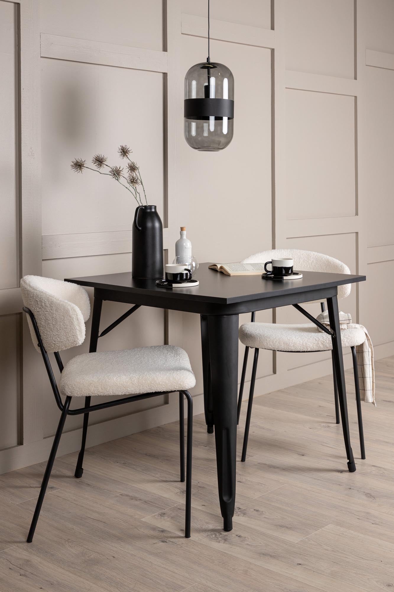 Elegantes Esszimmerset für kleine Räume: Moderner Esstisch aus MDF und stilvolle Bouclé-Stühle. Ideal für einladende Essbereiche.