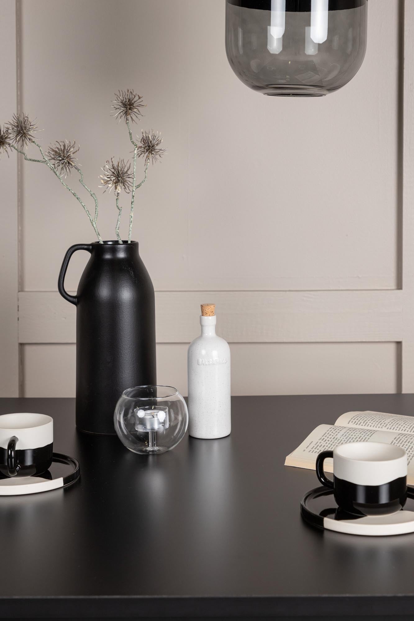 Kompaktes Esszimmerset mit zeitlosem Design: Robuster Esstisch und bequeme Bouclé-Stühle für stilvolle Essmomente in kleinen Räumen.