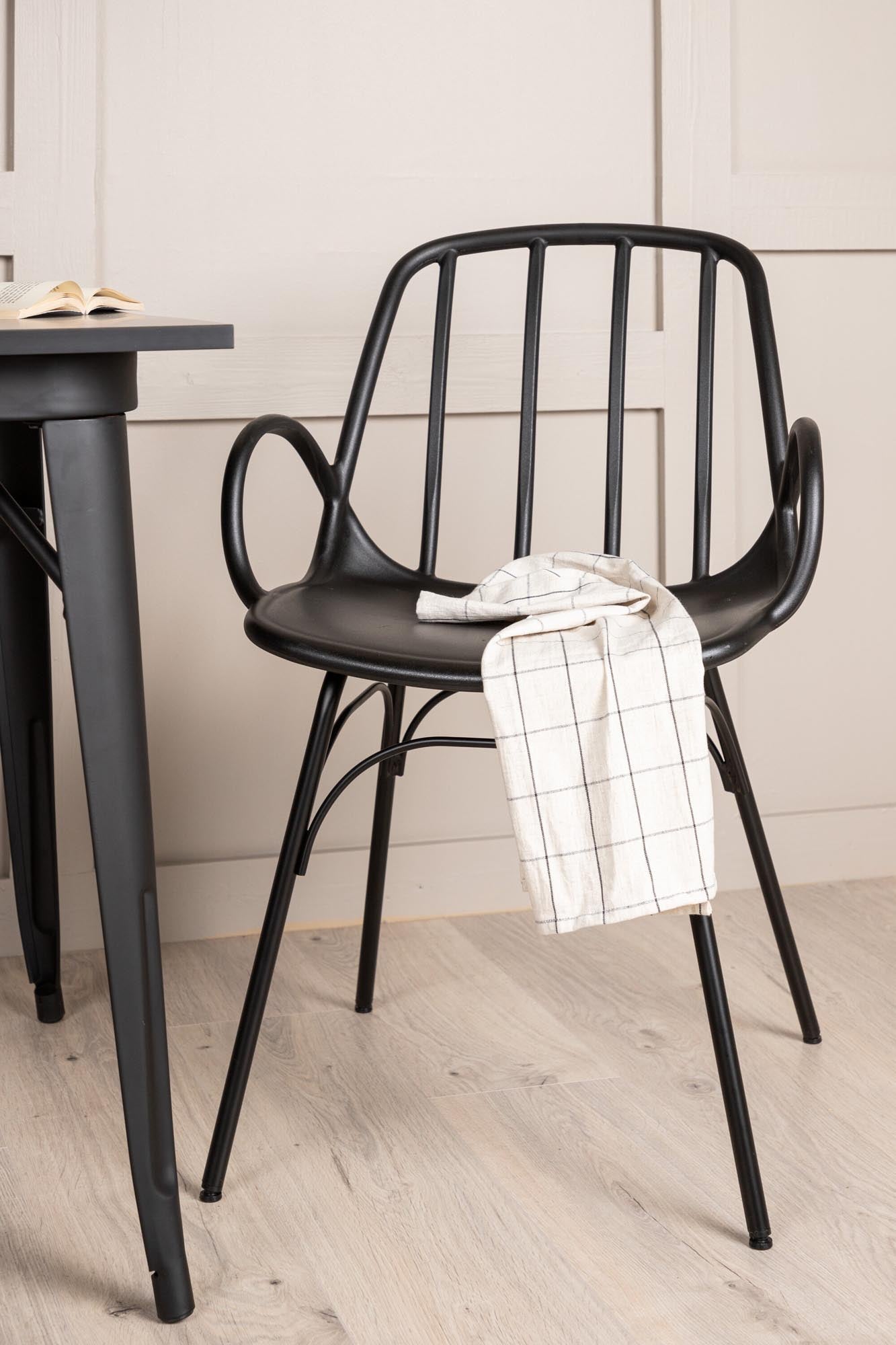 Stilvolles Tempe Esszimmerset mit kompaktem Dyrön Tisch und 2 Stühlen.