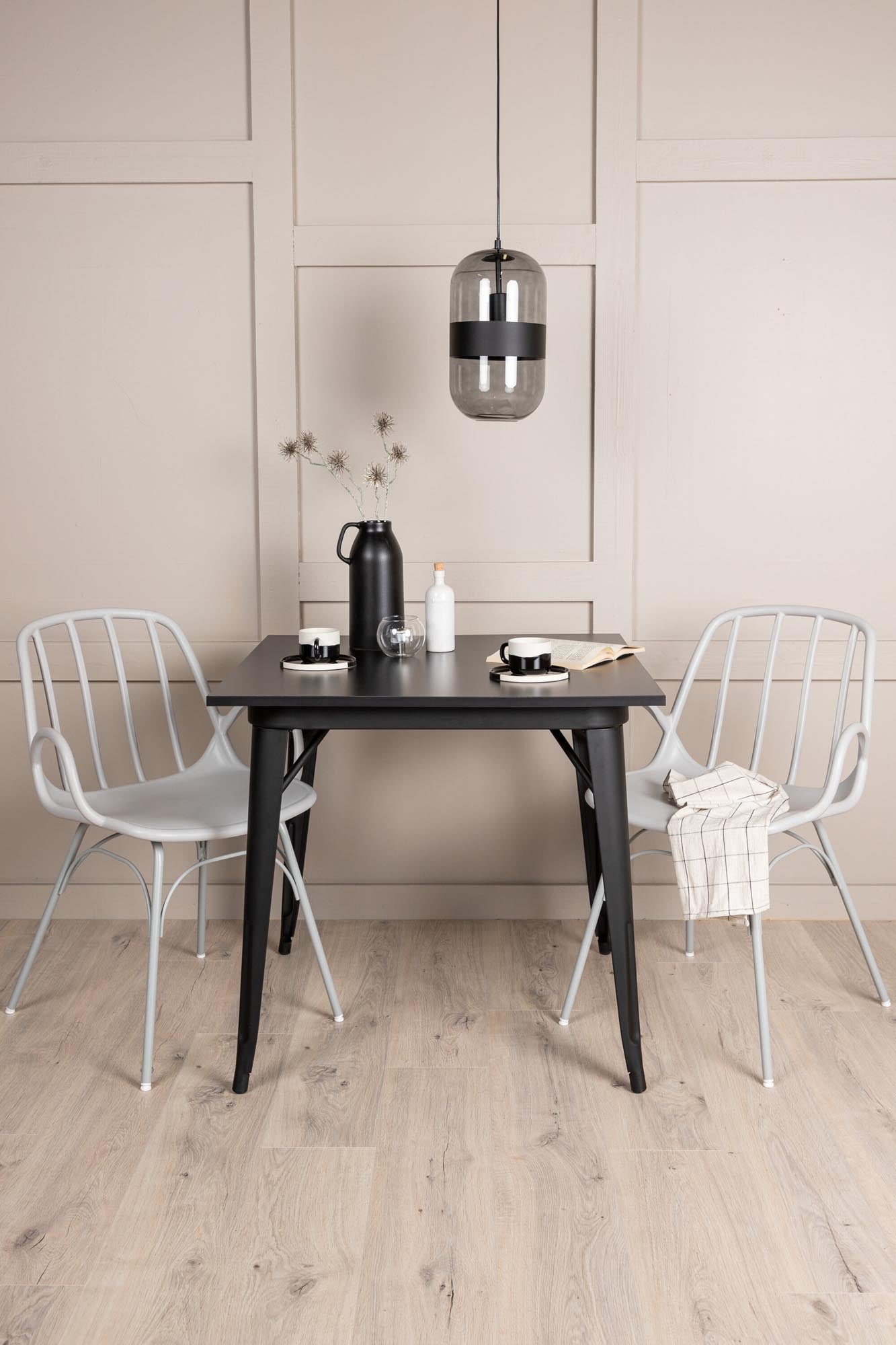 Stilvolles Esszimmerset Tempe mit robustem Tisch und 2 eleganten Dyrön Stühlen. Perfekt für kleine Küchen und einladende Essbereiche.