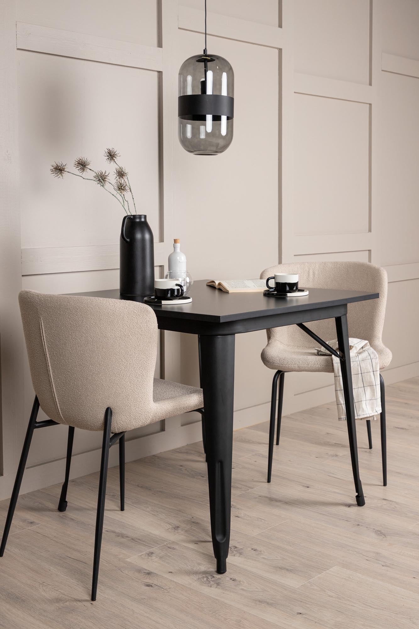 Elegantes Tempe Esszimmerset mit schwarzem Tisch und beigen Modesto-Stühlen. Stilvoll, komfortabel und langlebig.