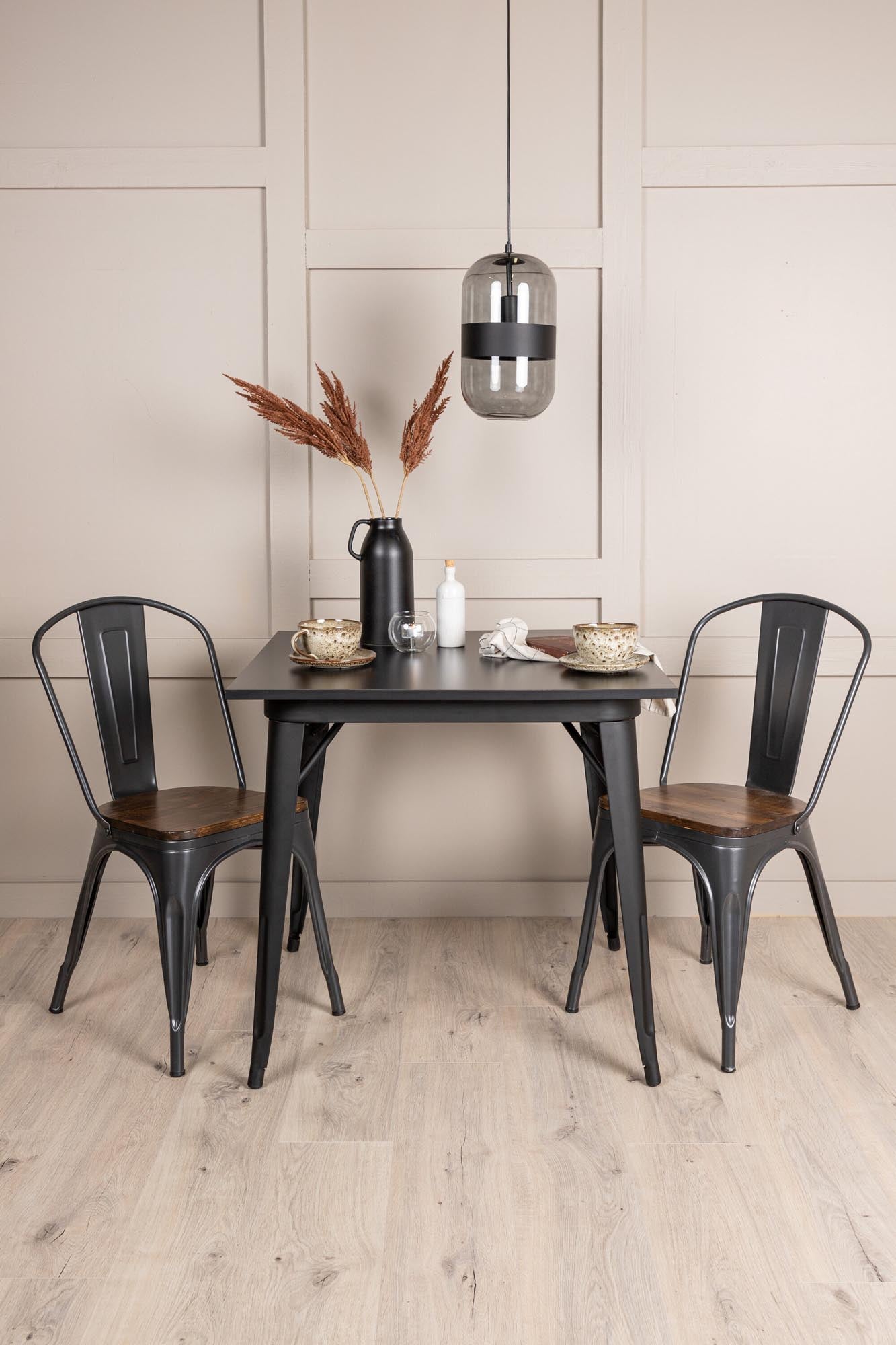 Elegantes Tempe Esszimmerset von Venture Home: Quadratischer Tisch aus pflegeleichtem MDF, stabile Metallbeine, rustikale Stühle für gemütliche Essmomente.