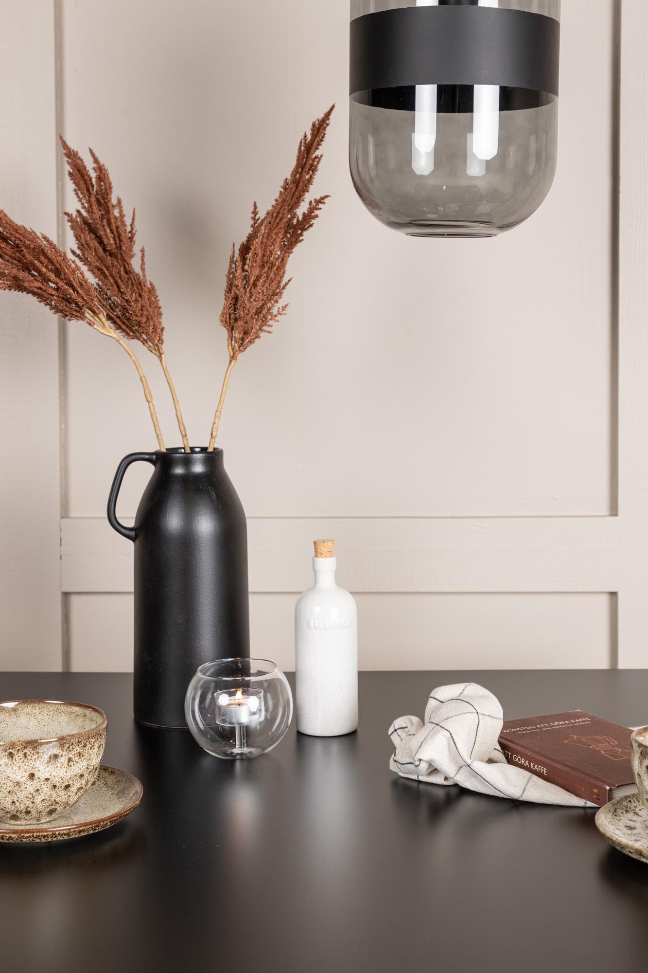 Stilvolles Esszimmerset Tempe mit robusten Ursholmen-Stühlen. Ideal für kleine Küchen, vereint skandinavisches Design und hohen Komfort.